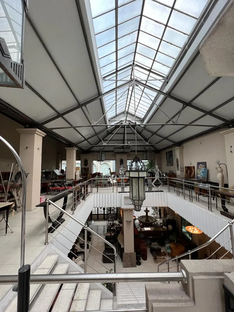 Lanterne ancienne suspendue dans un endroit vaste et lumineux