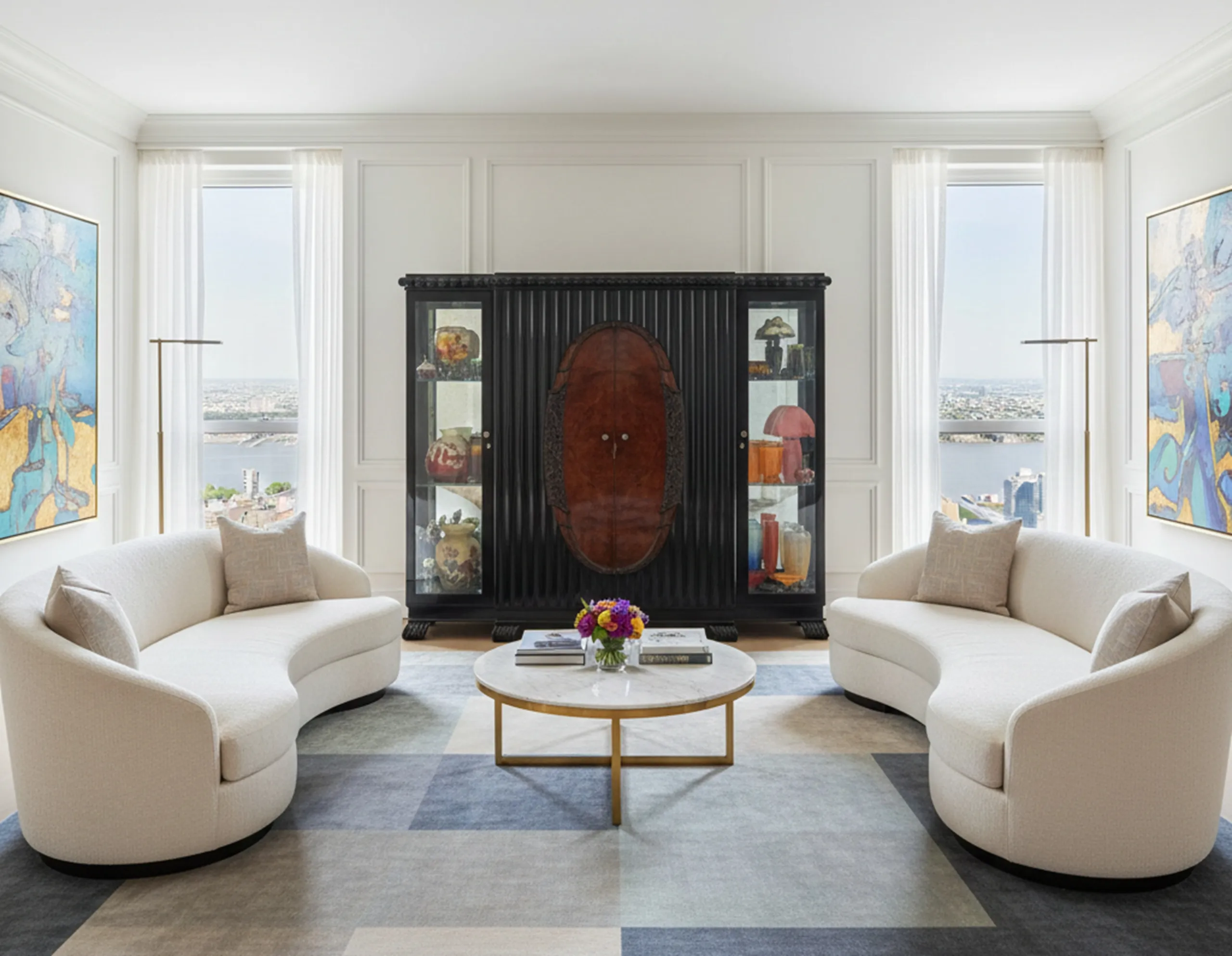 vitrina antigua en una sala moderna, exhibiendo objetos decorativos