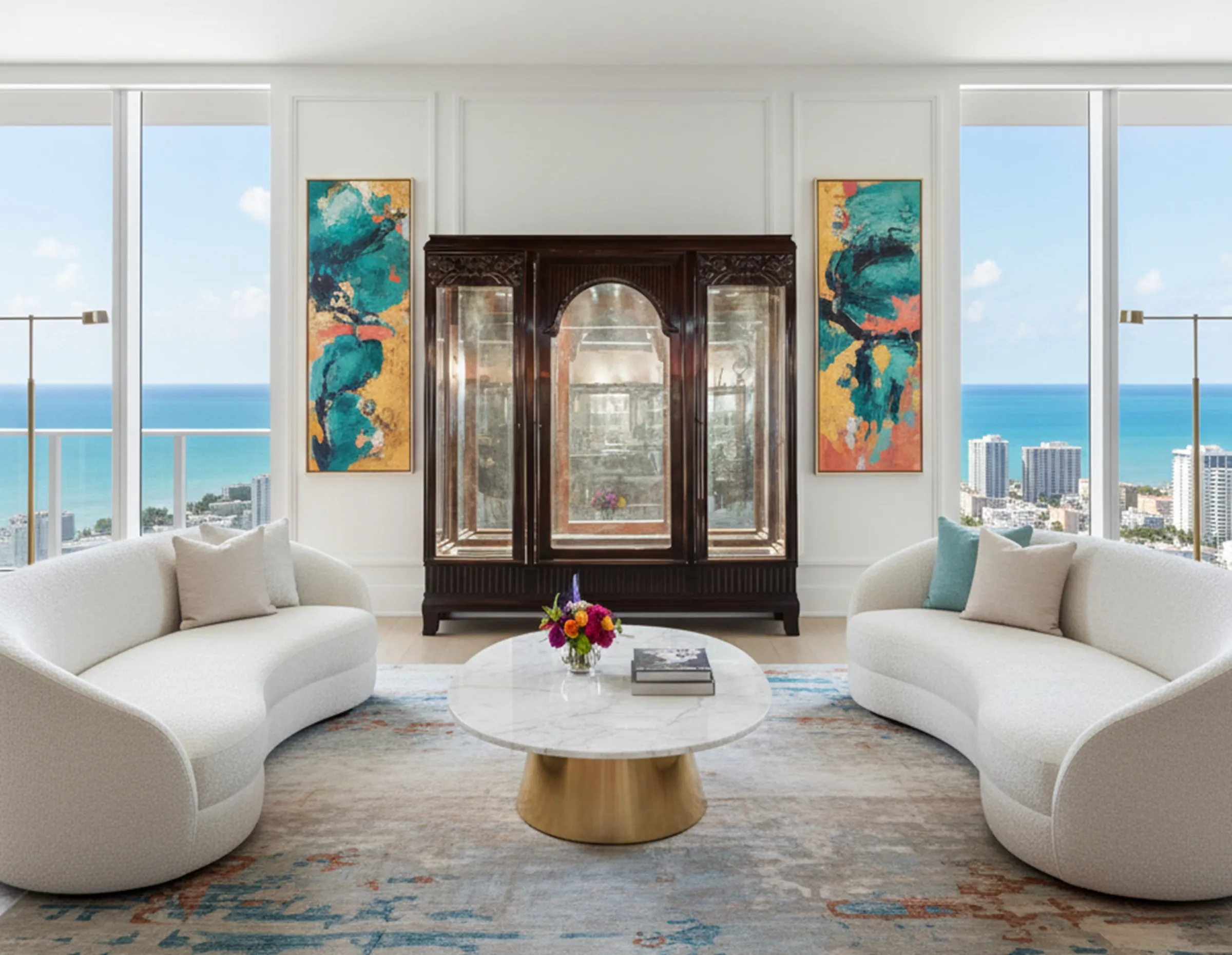 antike vitrinen mit feinen details und ausstellungsfläche, mit blick auf eine küstenlandschaft