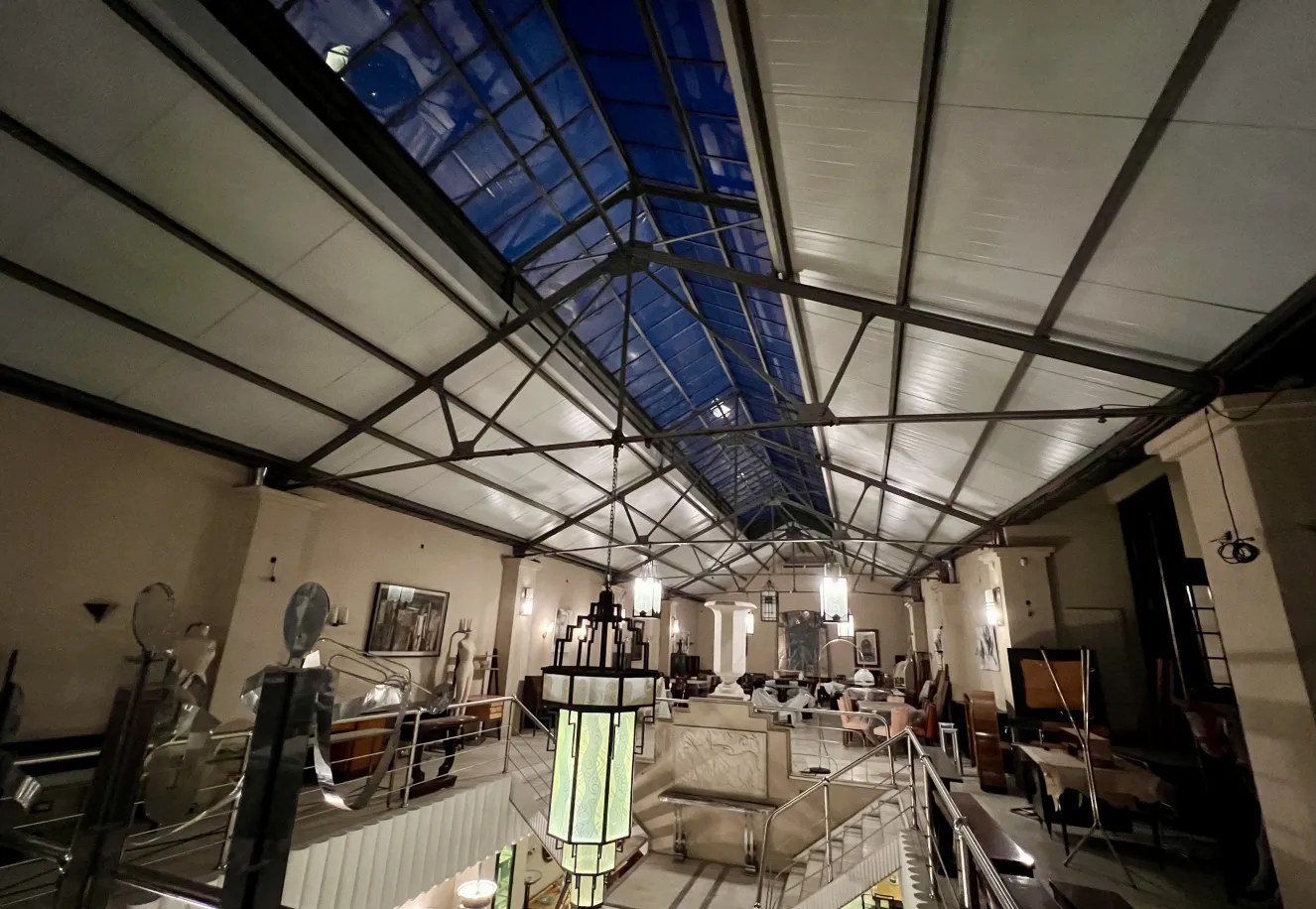 Élégante lanterne antique suspendue dans un cadre ancien