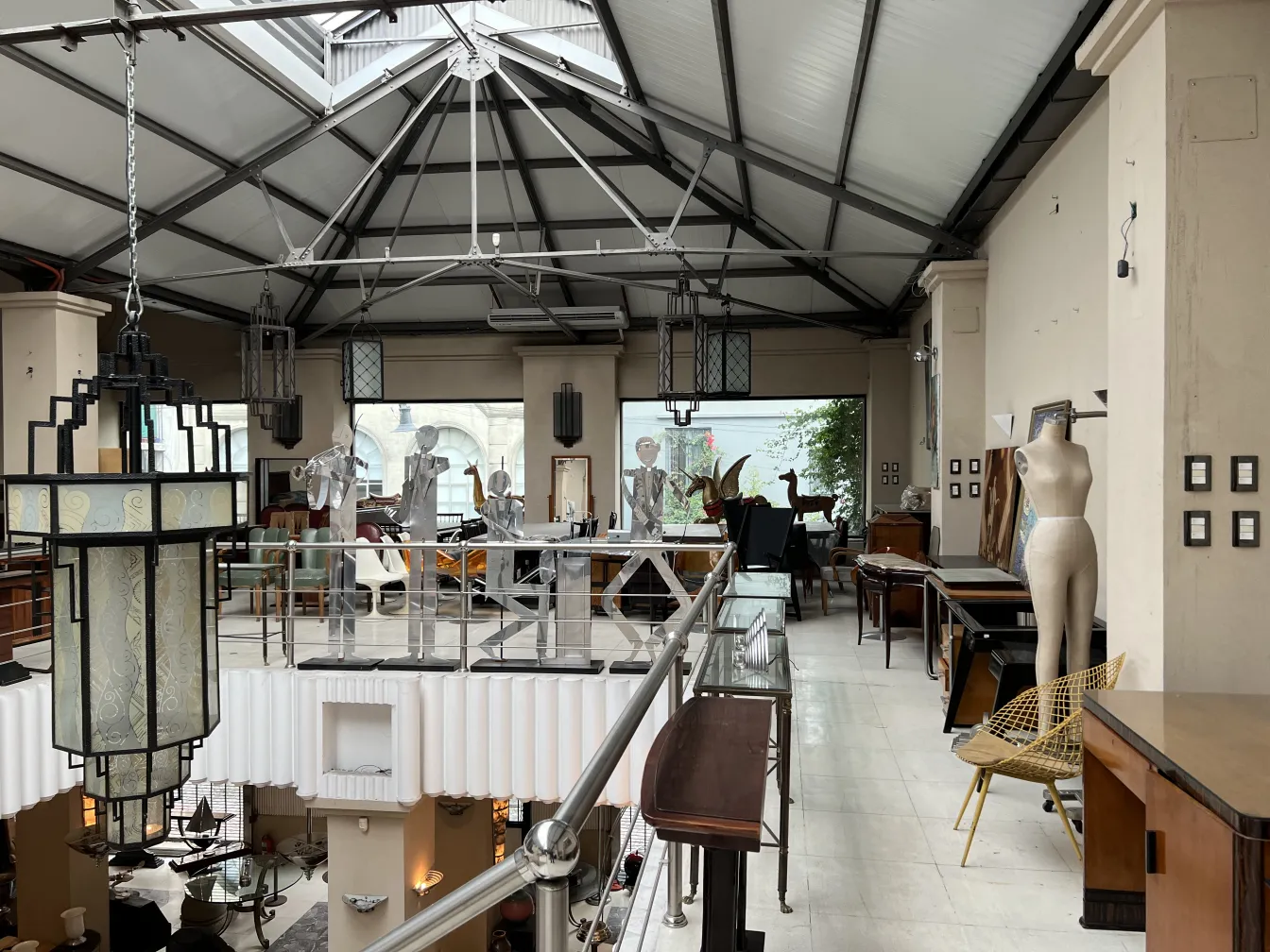 lanterne antique suspendue décorative dans un magasin d'antiquités