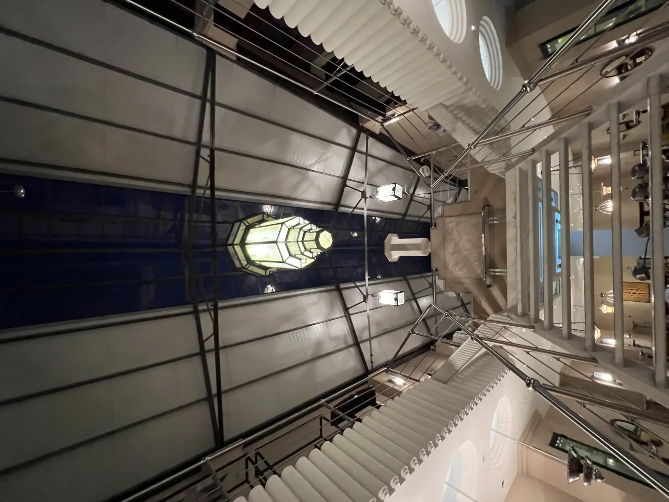 lanterne ancienne en verre éclairant un espace moderne