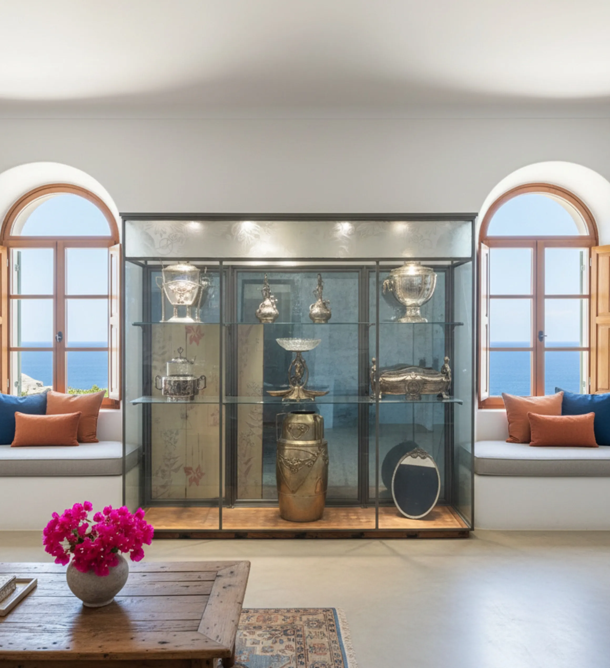 Vitrine antiga com itens decorativos em ambiente iluminado.