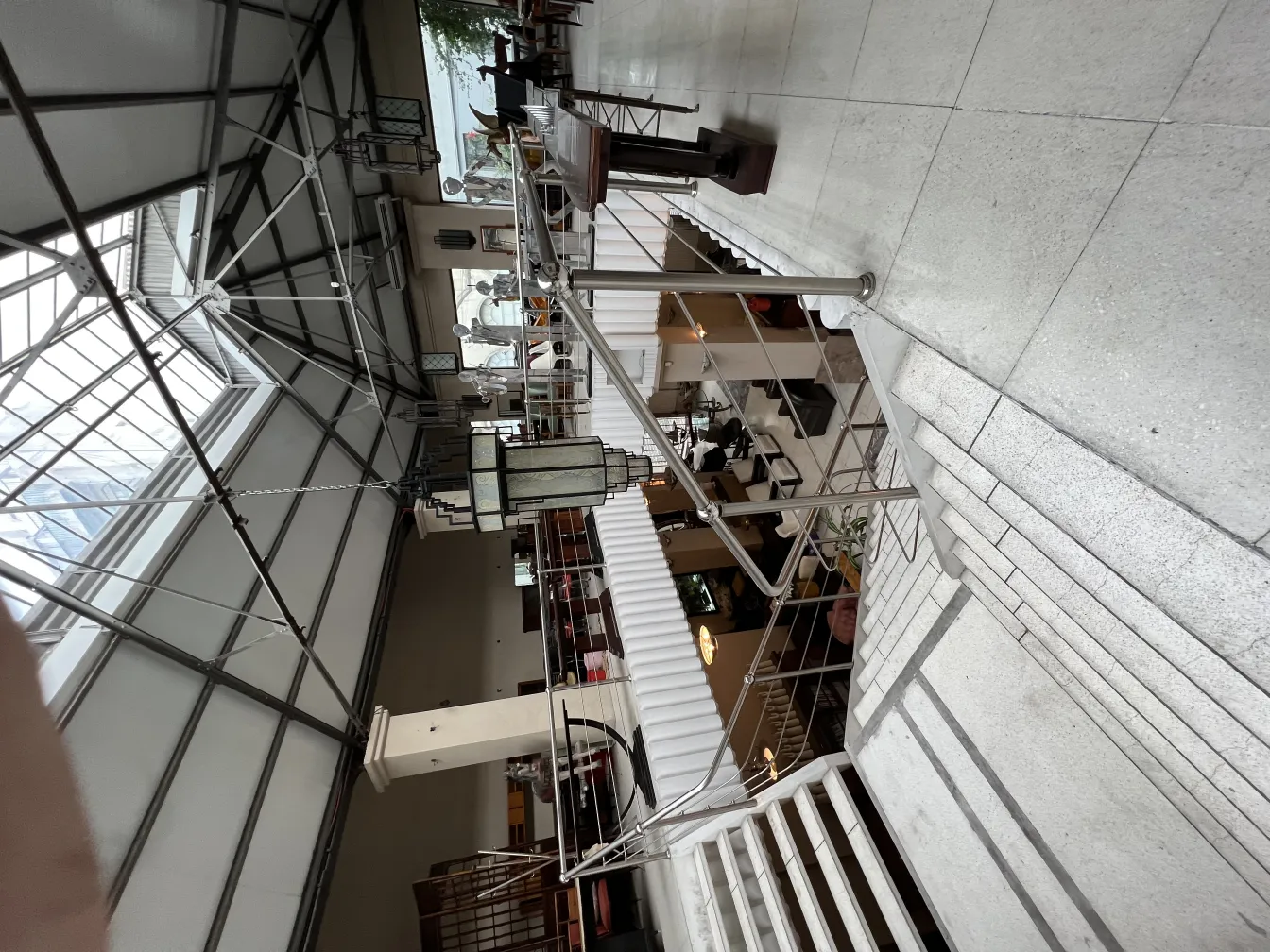 优雅设计的古董灯笼，适合室内装饰。