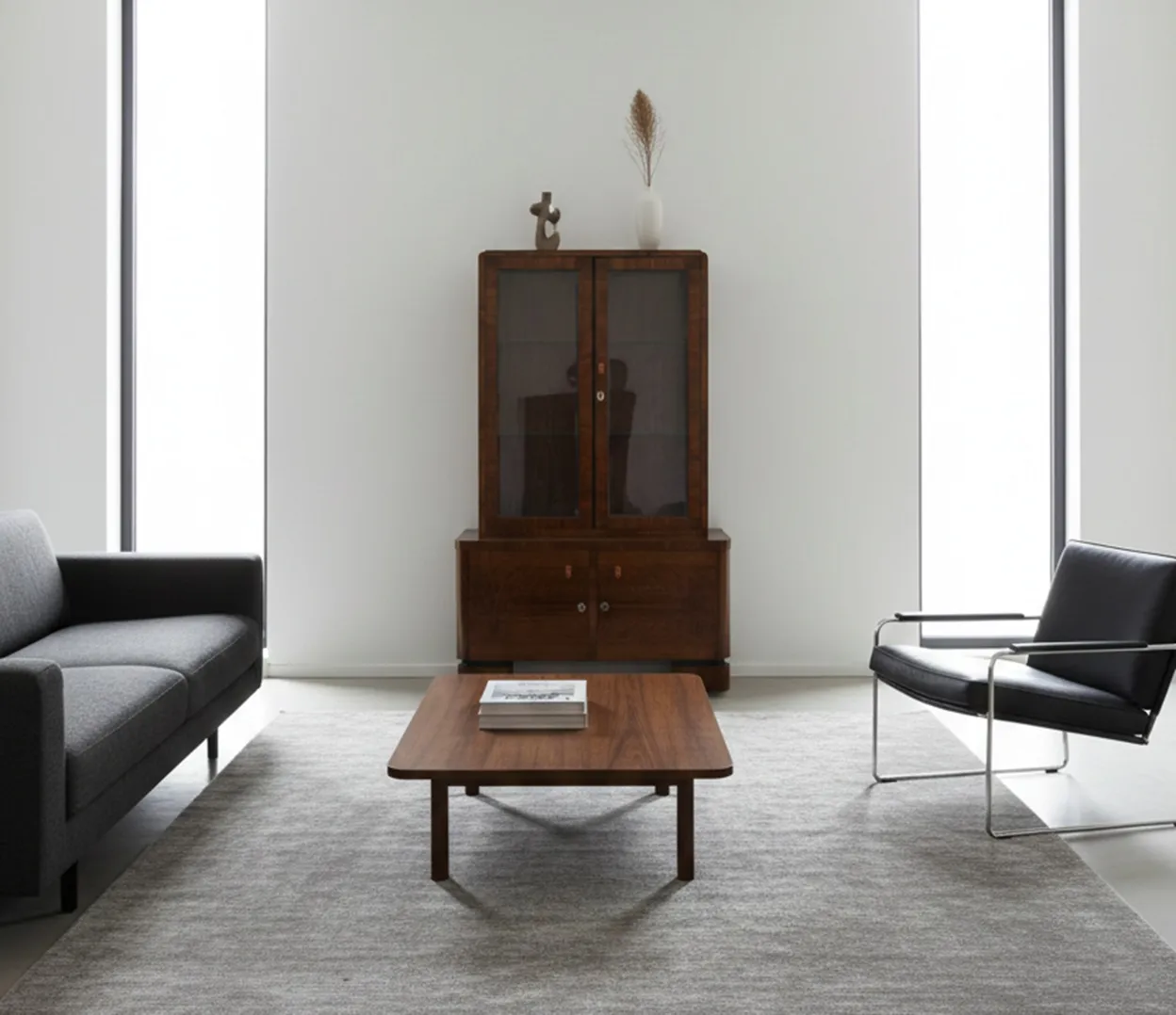 Bibliothèque ancienne avec étagères et portes, style classique dans un cadre moderne.