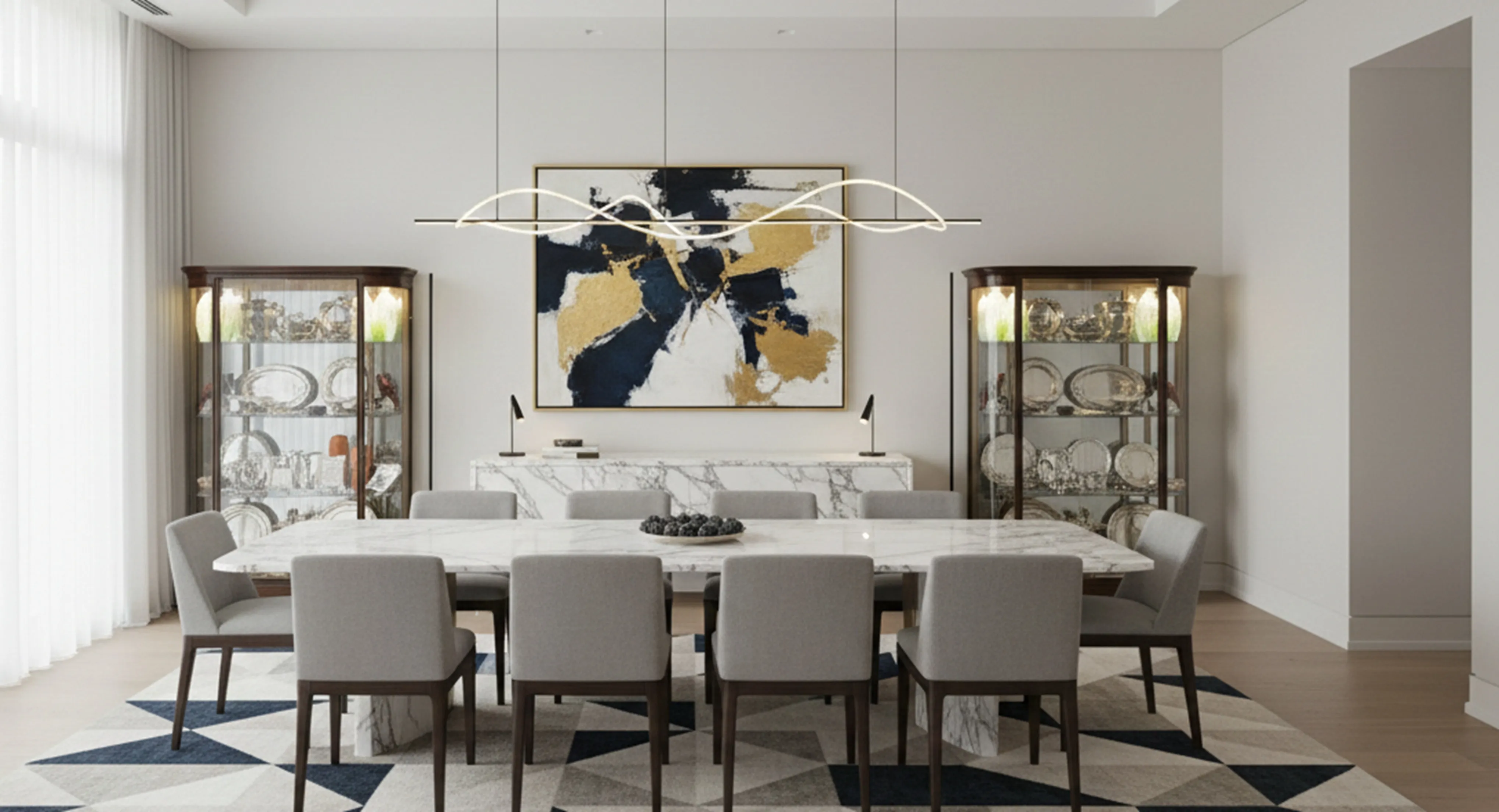 Dos vitrinas antiguas en un elegante comedor con arte moderno