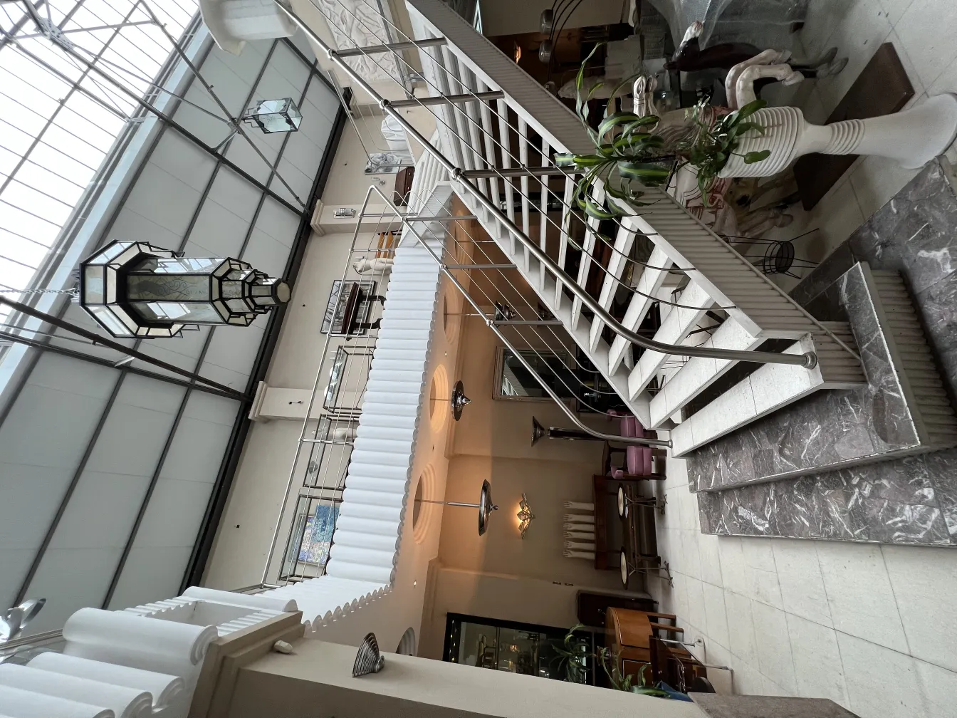 밝은 환경에 유리 세부 사항이 있는 고풍스러운 랜턴.