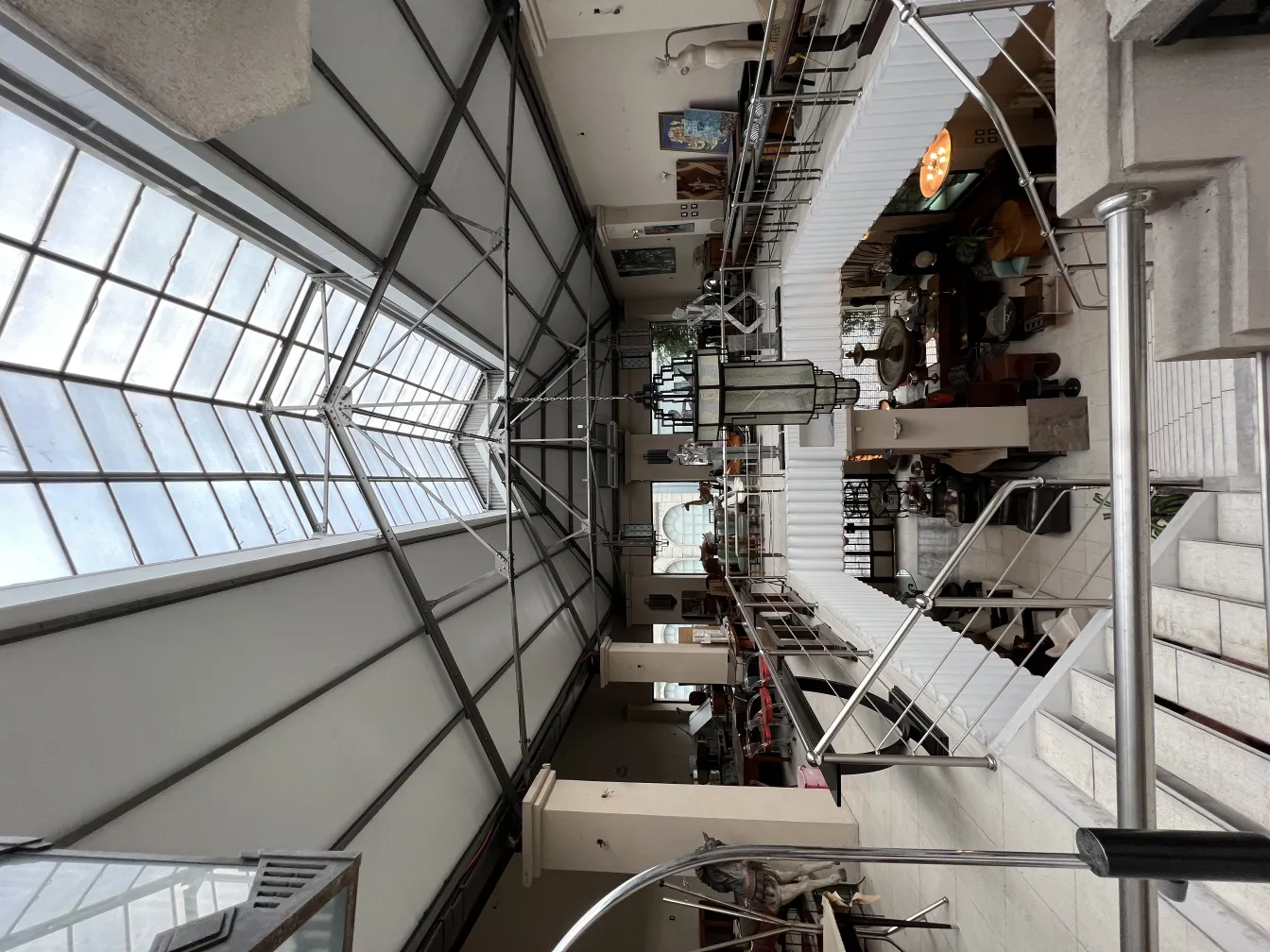 Antiguo farol decorativo en un ambiente acogedor con otros objetos