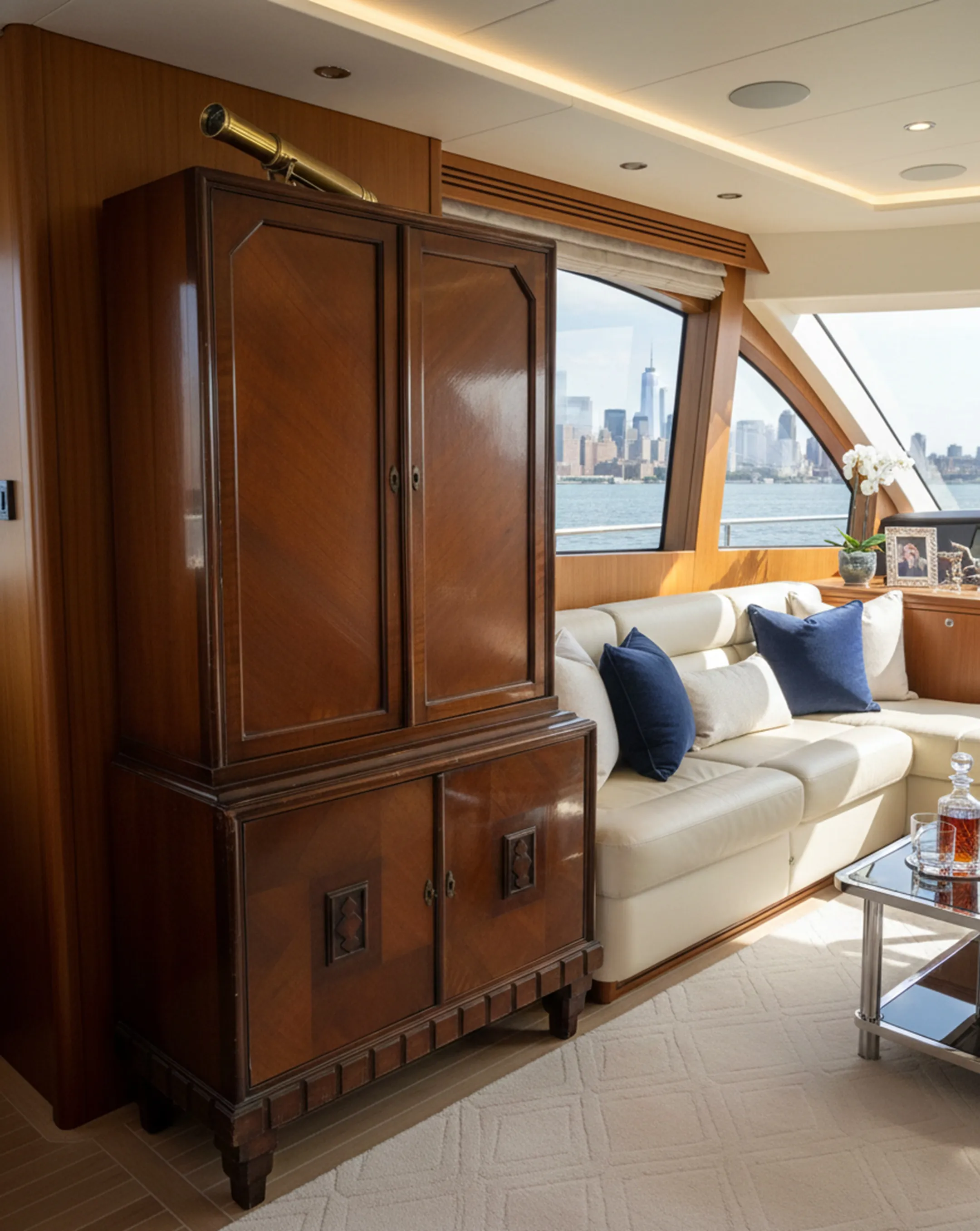 古董书架带望远镜及现代环境