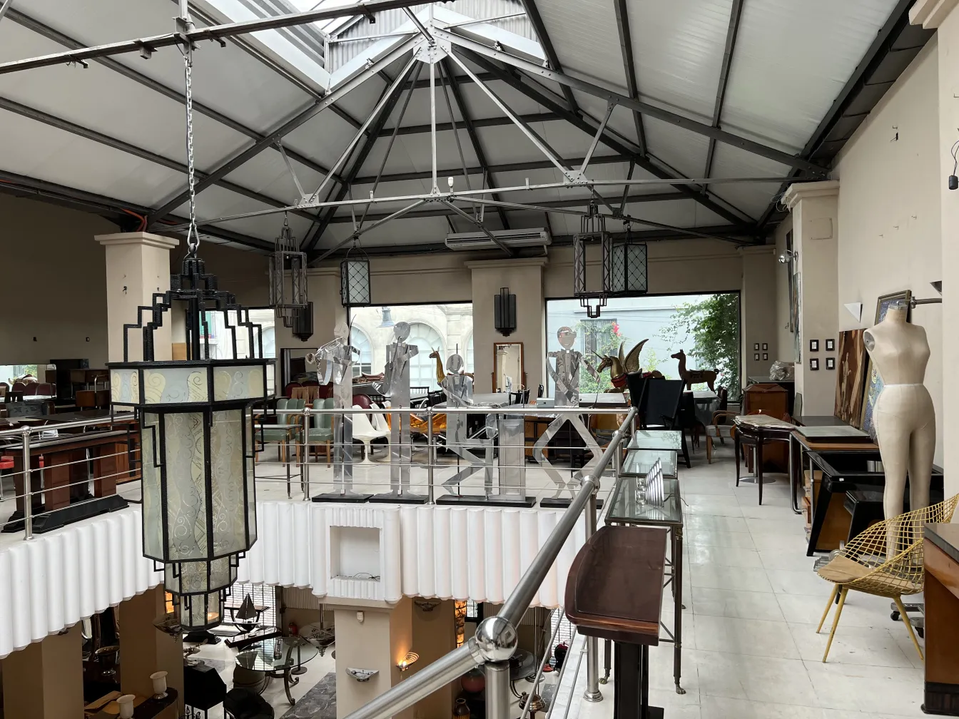 古董装饰灯笼在客厅，周围有各种家具。