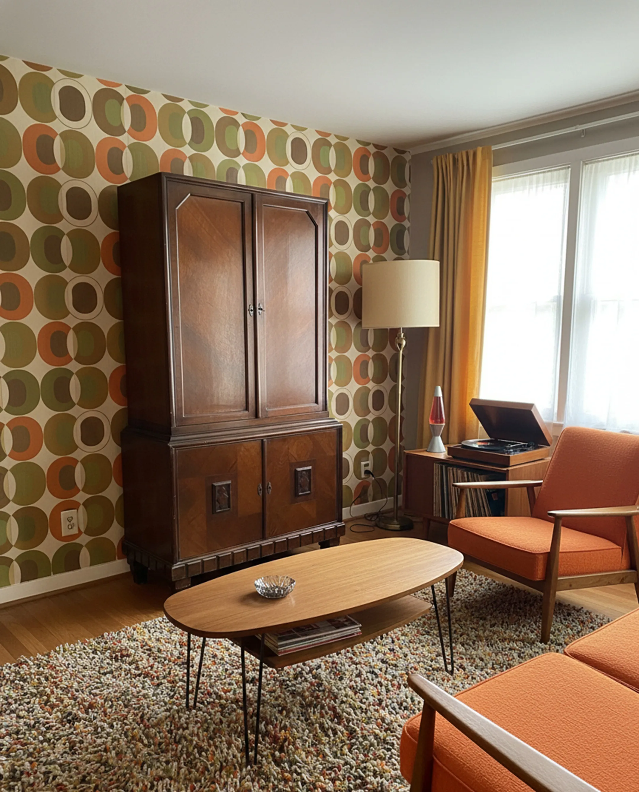 biblioteca antigua de estilo retro con detalles oscuros en un ambiente acogedor