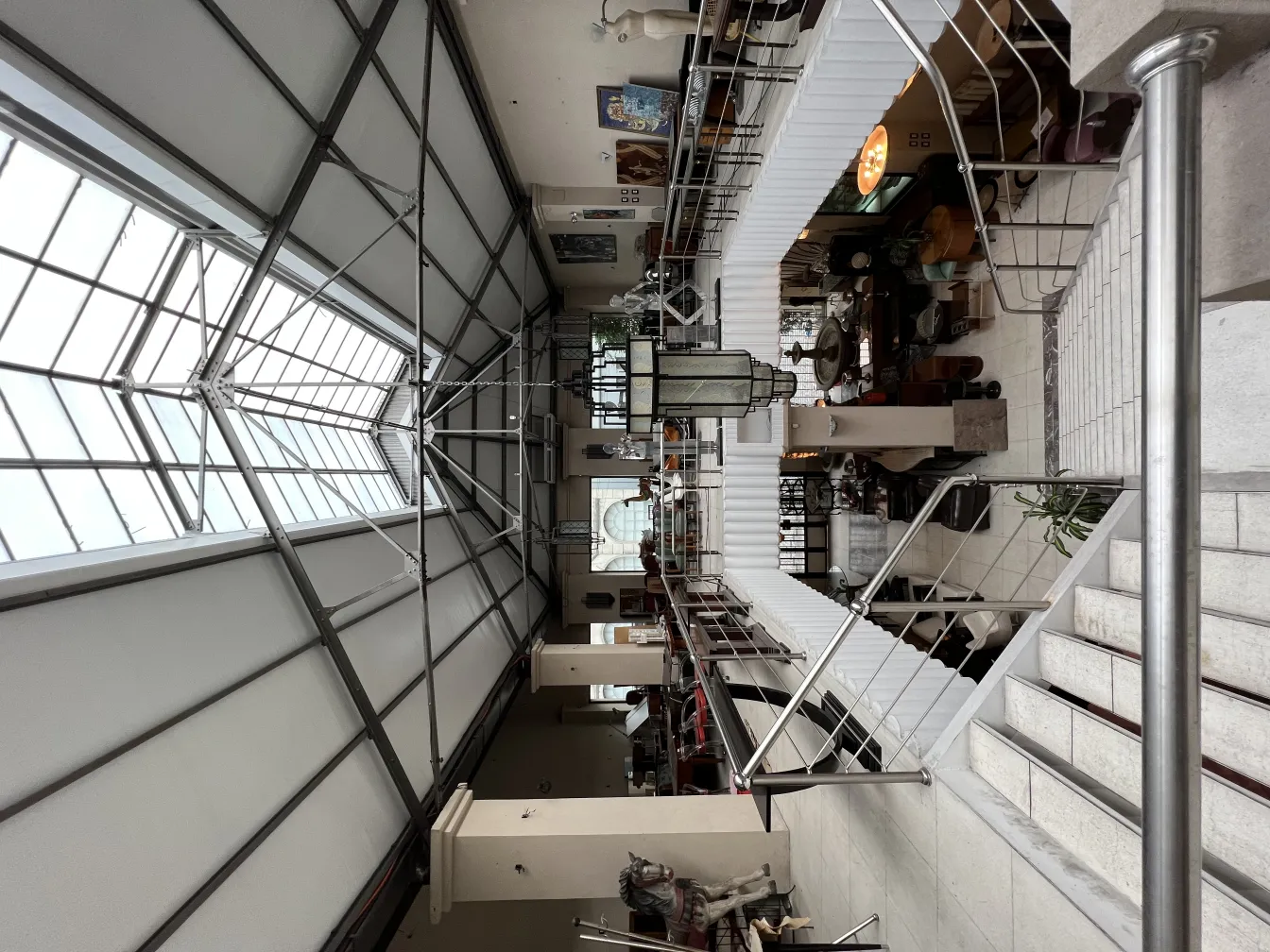 Lanterne antique avec lumière suspendue dans un espace artistique.