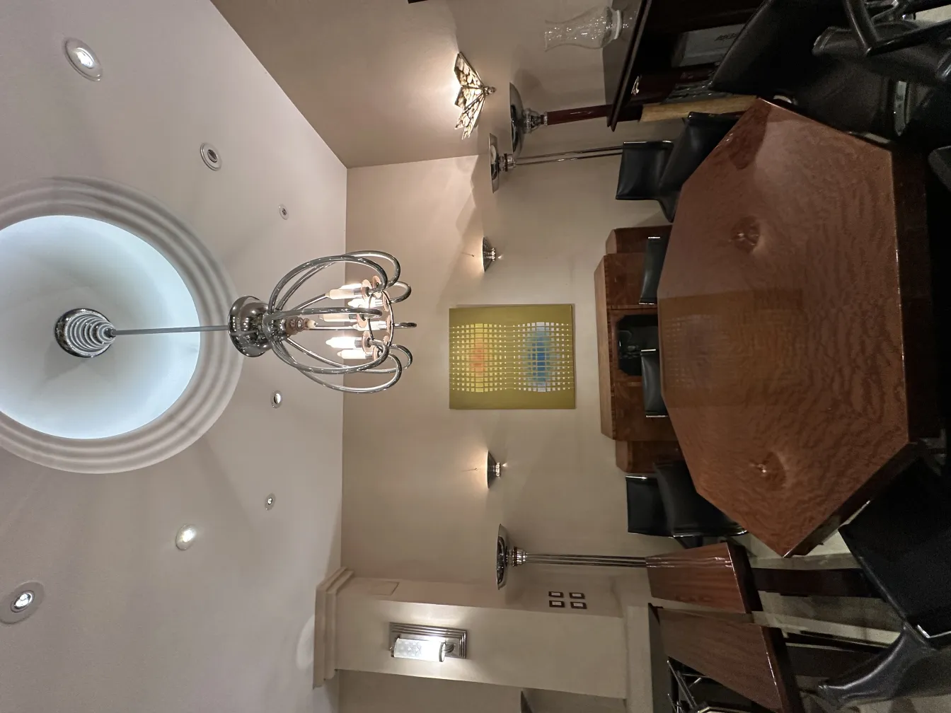 farola antiga elegante em uma sala moderna com mesa