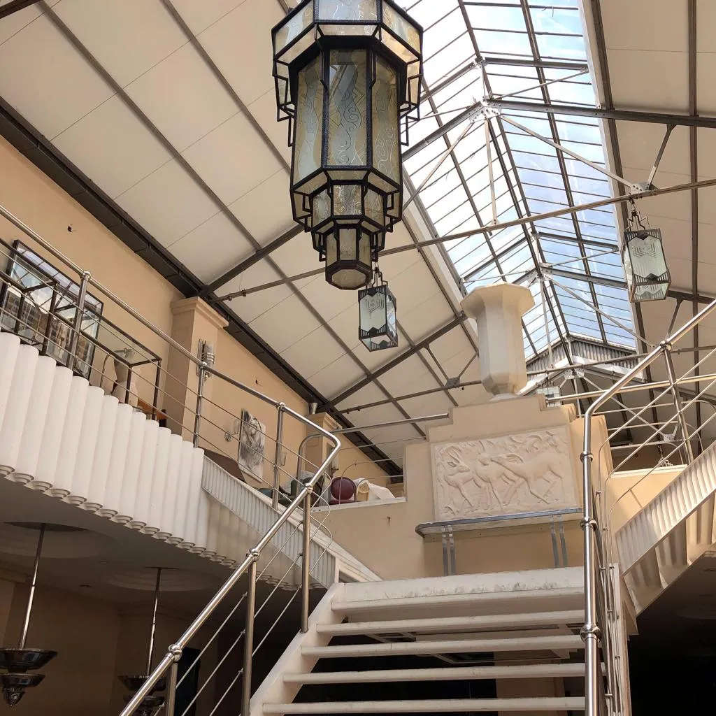 Hängende antike Lampe in einem eleganten Ambiente mit dekorativen Details.