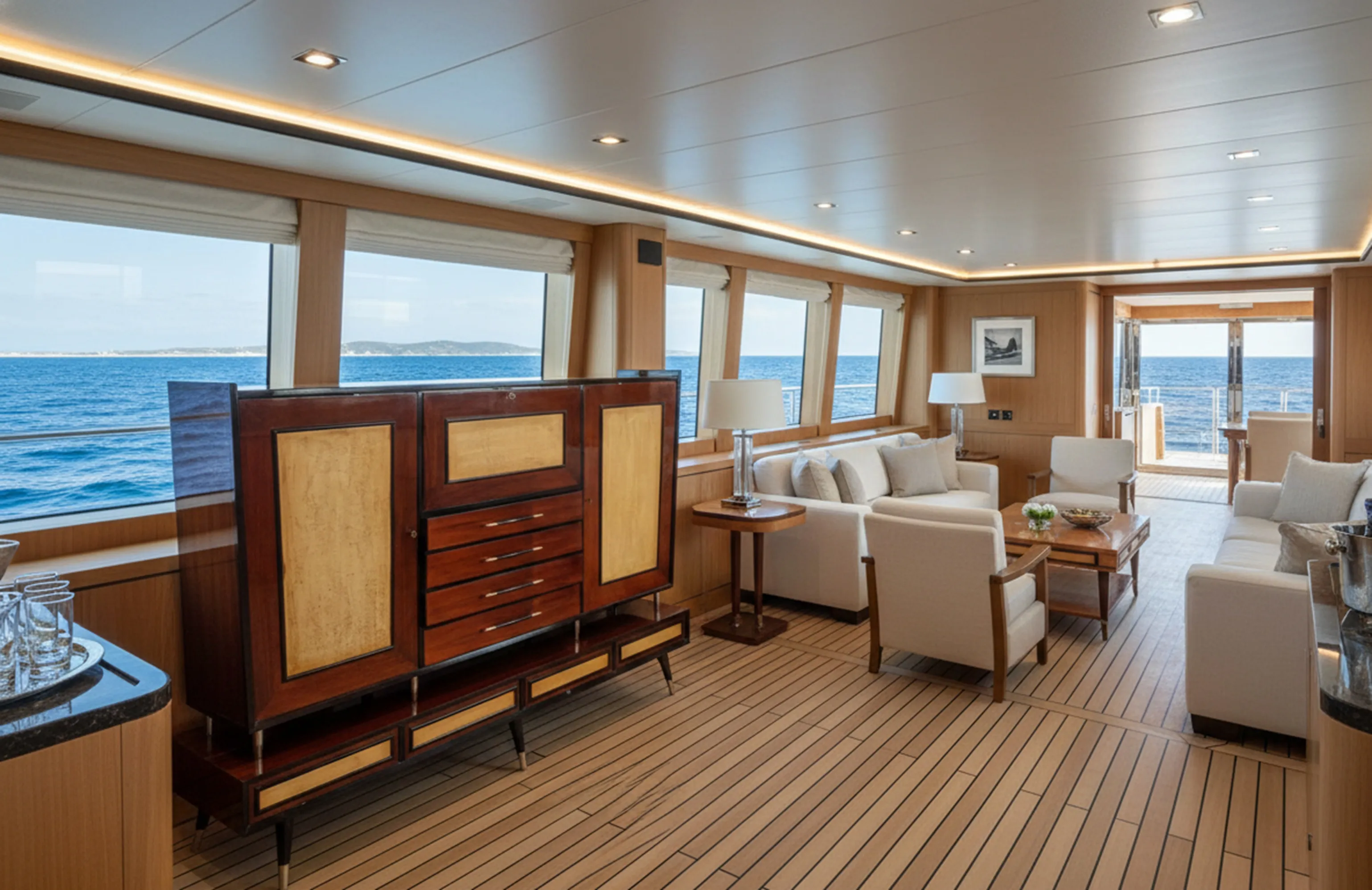 Bibliothèque antique dans un salon avec vue sur la mer, élégant et confortable.