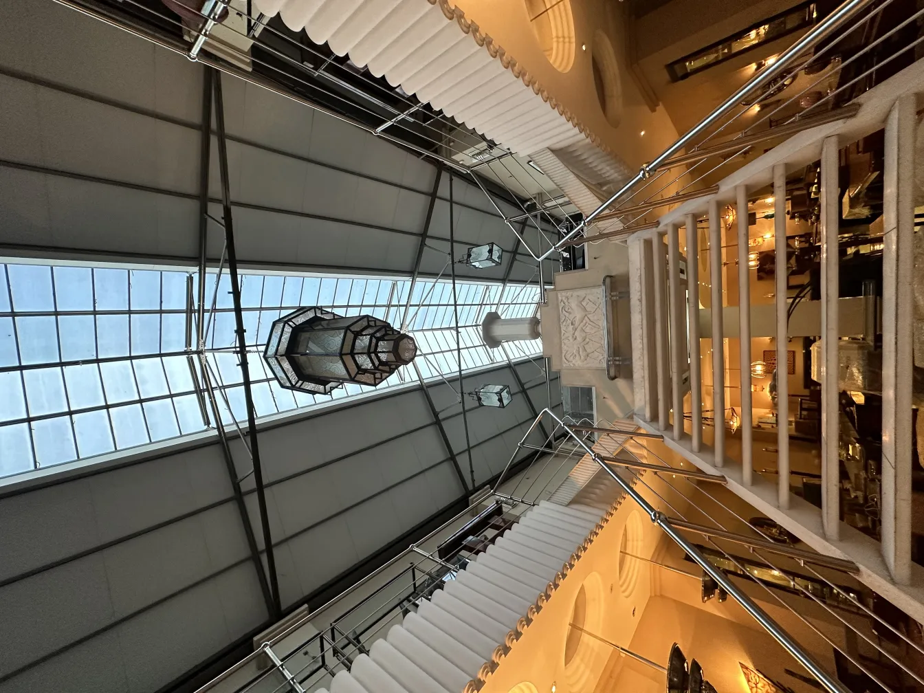 فانوس قديم معلق في بيئة مضاءة أنيقة