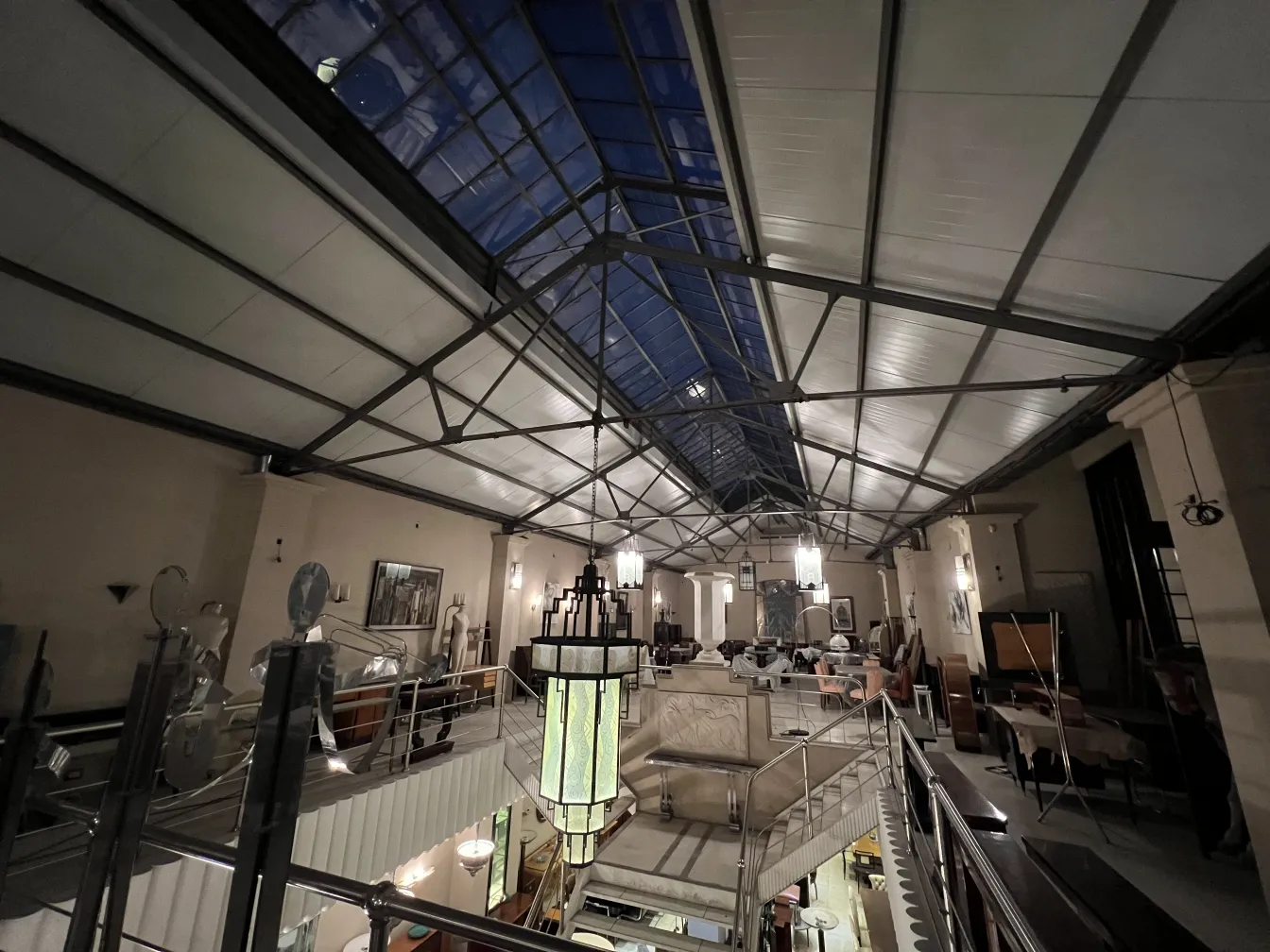 lanterne ancienne suspendue élégamment dans un espace artistique