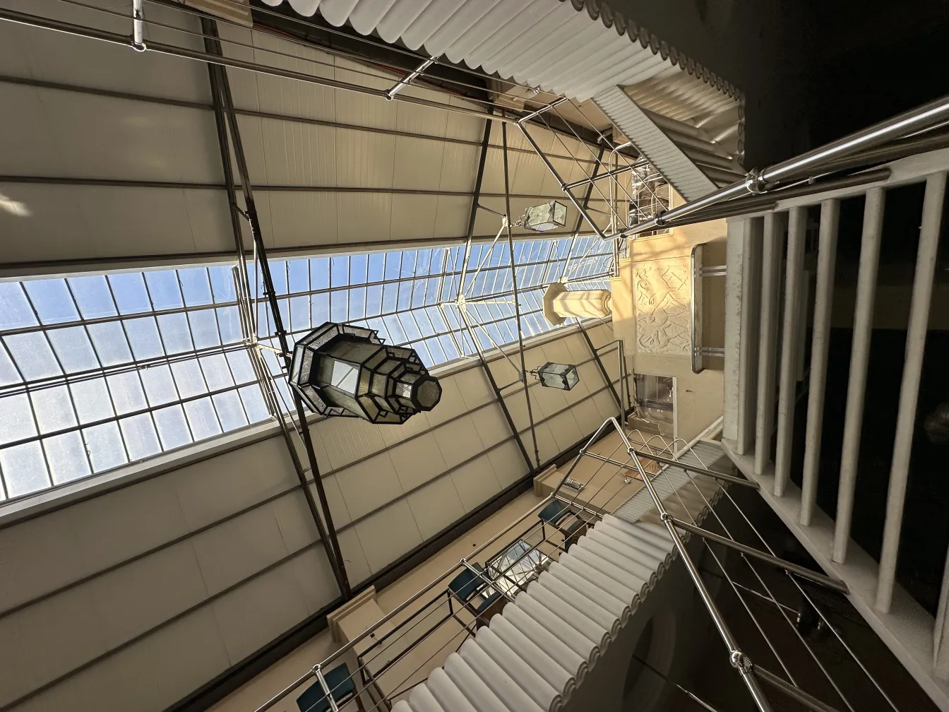 farol antigo suspenso em um espaço claro