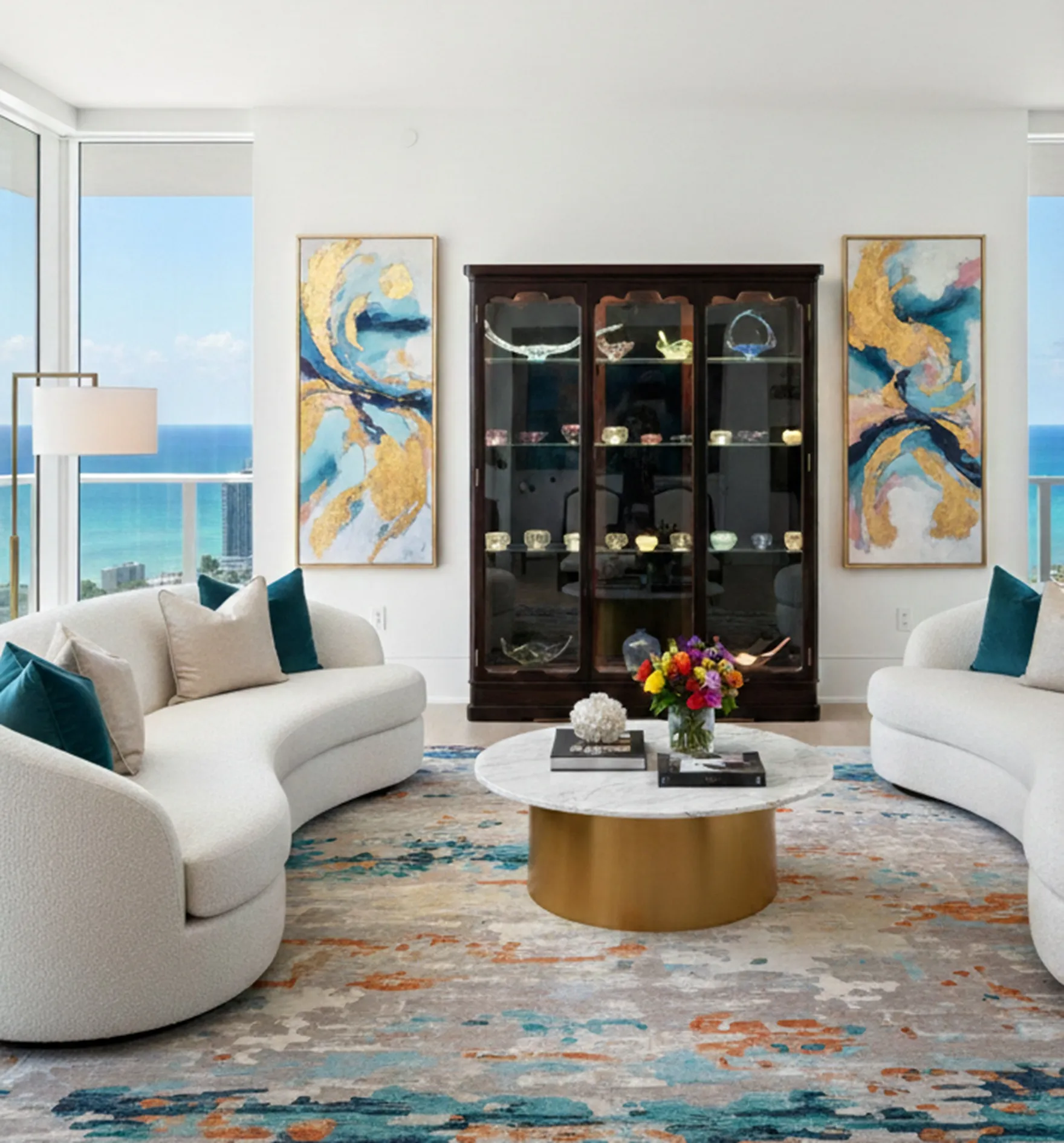 vitrine ancienne avec détails décoratifs dans un cadre élégant