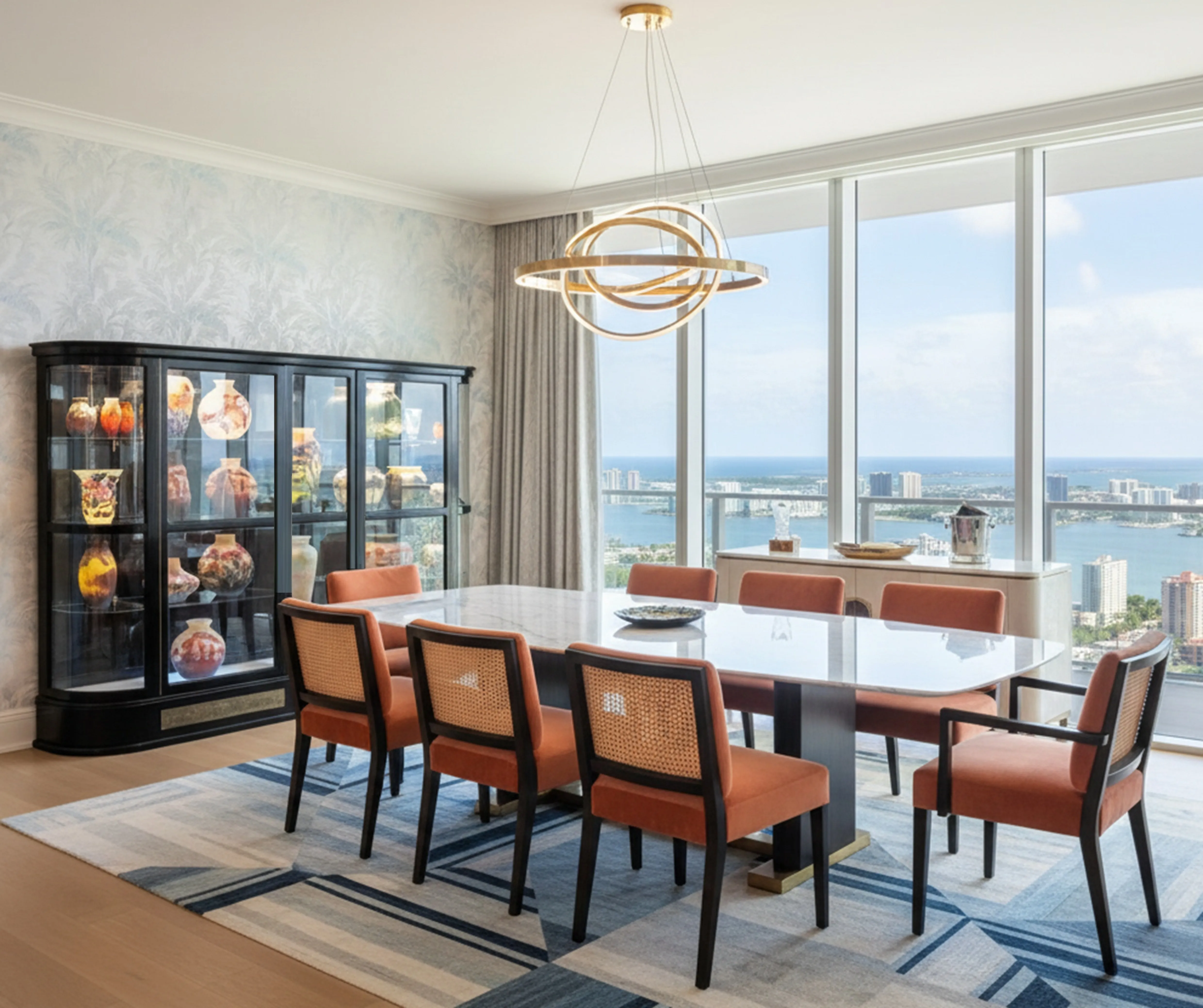 Vetrina antica con vasi colorati all'interno, in un ambiente elegante.