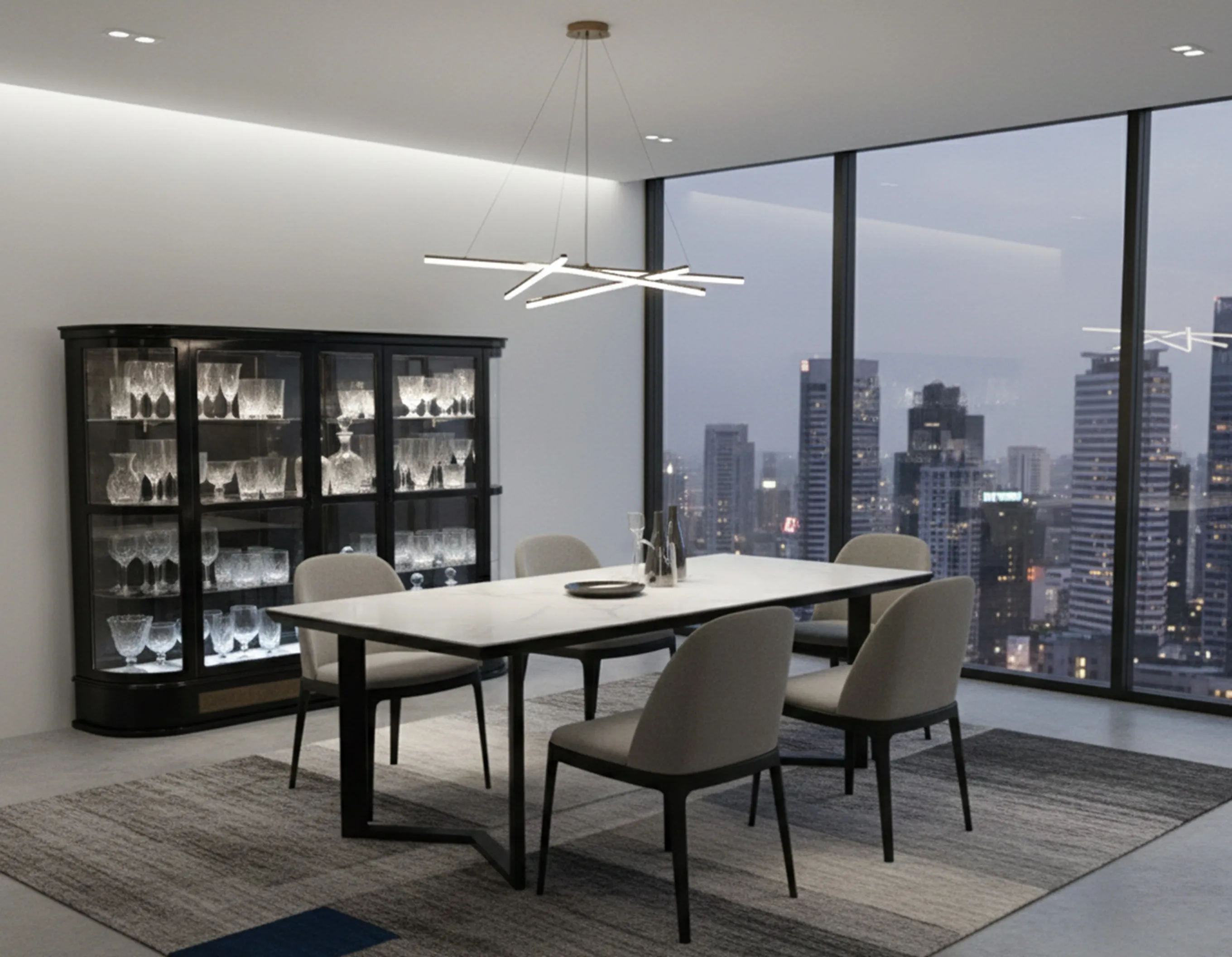 प्रदर्शनी के लिए प्राचीन अलमारी में चमकदार कांच की वस्तुएं