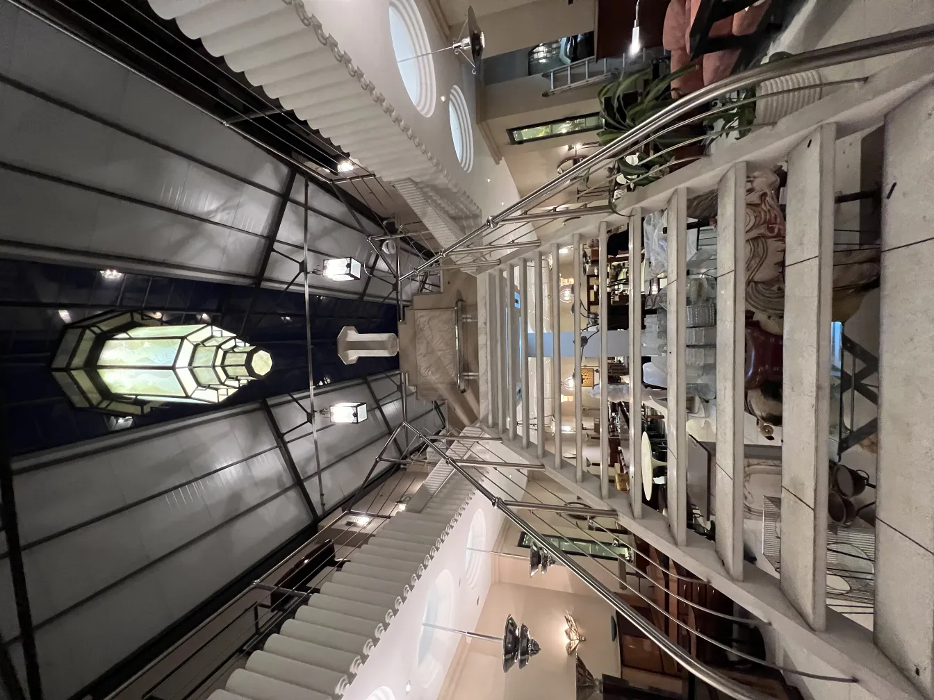 lanterna antica in vetro in un ambiente elegante