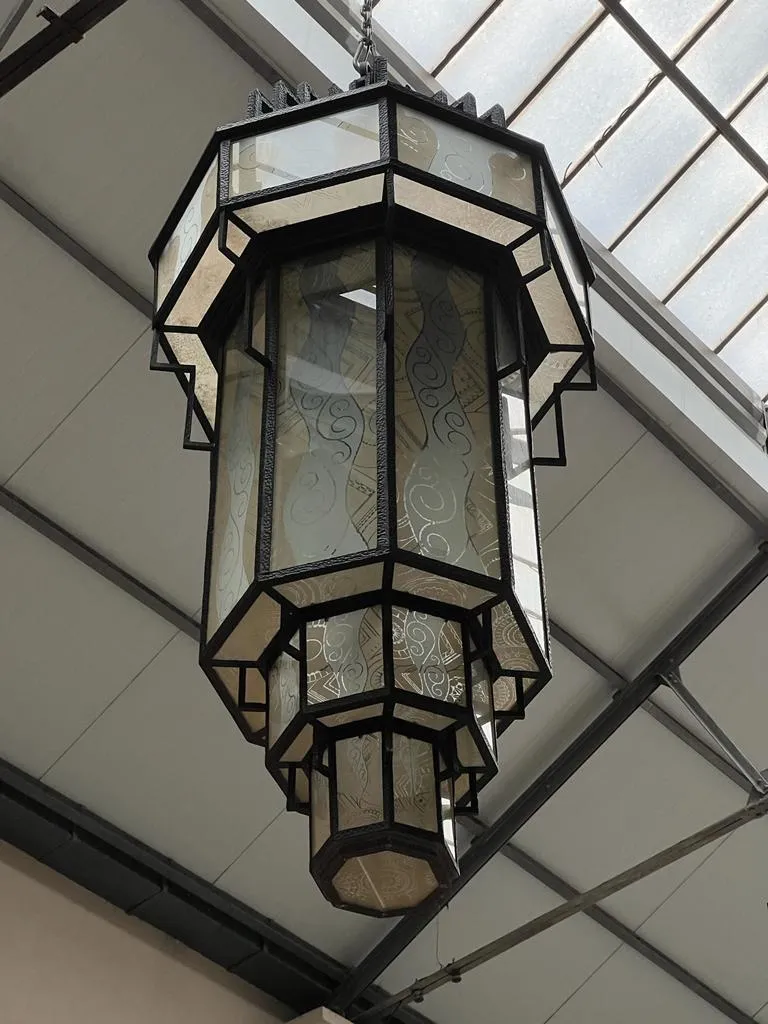 Farol antiguo de cristal con diseño elegante, colgado.