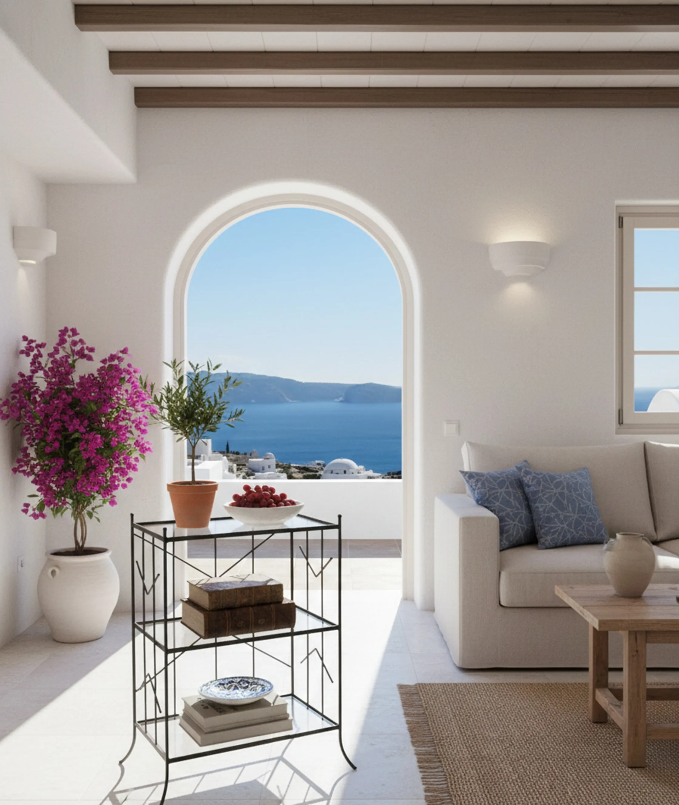 Bibliothèque ancienne dans un salon avec vue sur la mer et des plantes
