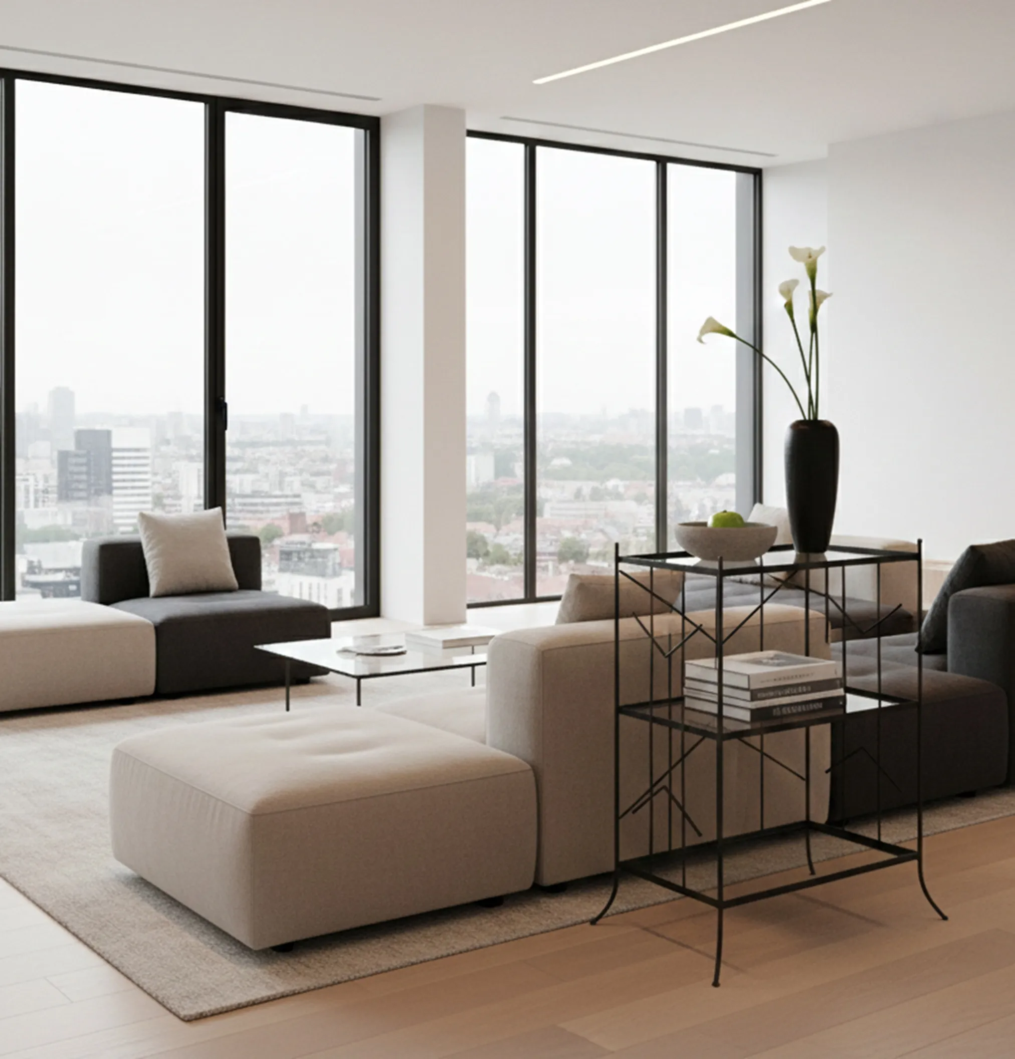 Mesita antigua simple en un ambiente moderno, junto a un sofá y una ventana con vistas.