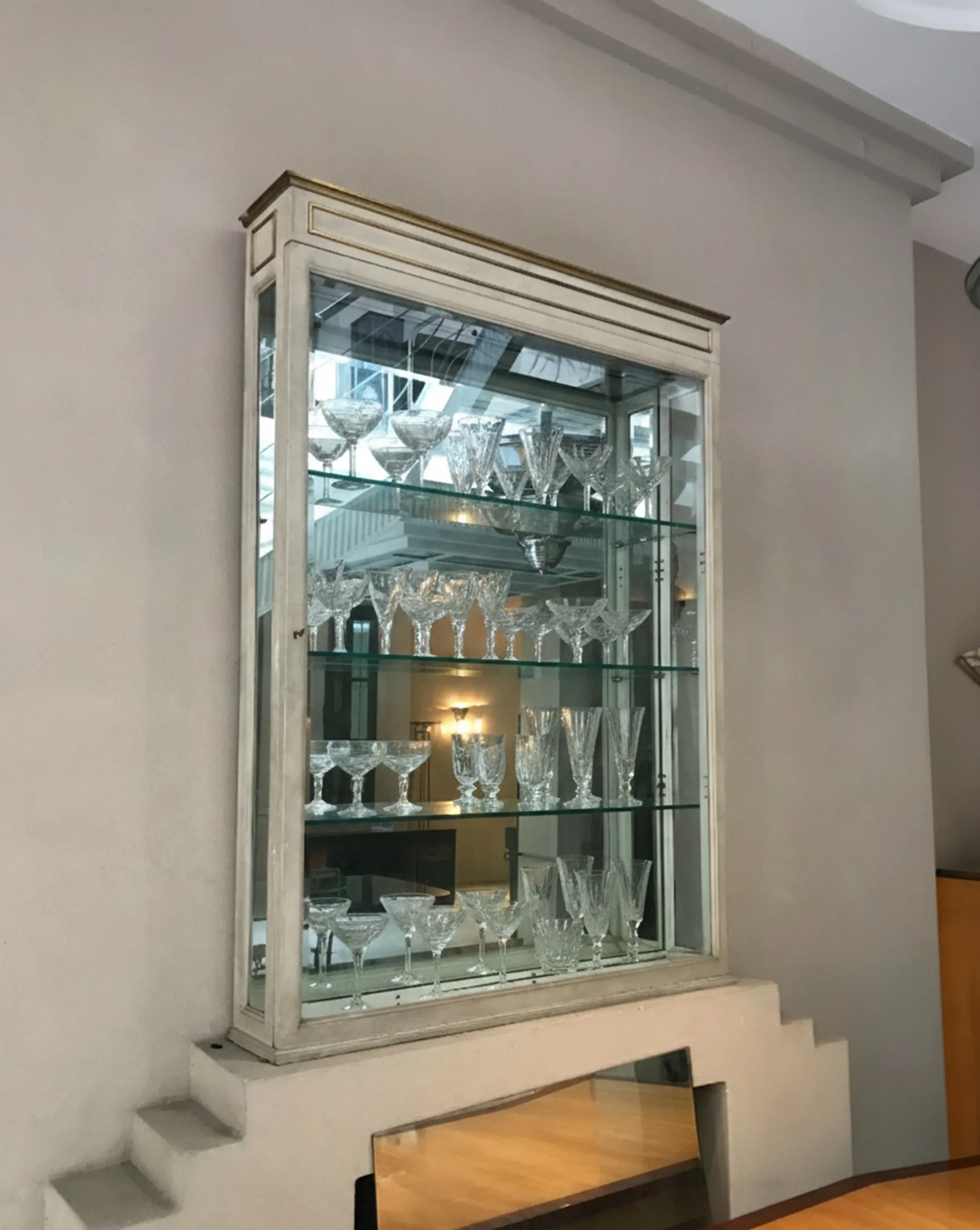 vitrine ancienne montrant des verres décoratifs