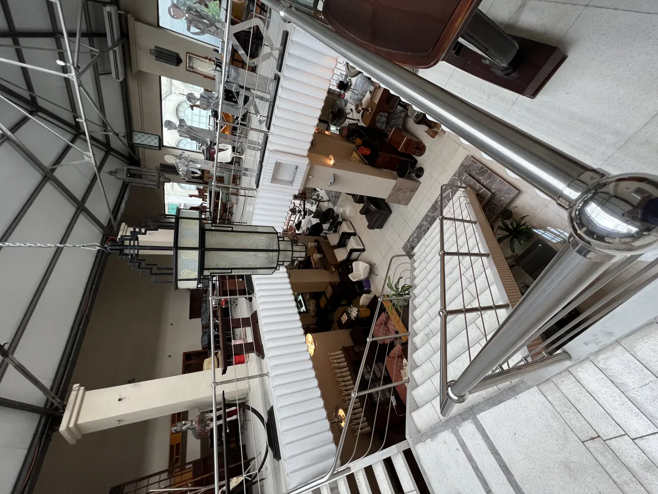 部屋に吊るされたエレガントなアンティークランタン