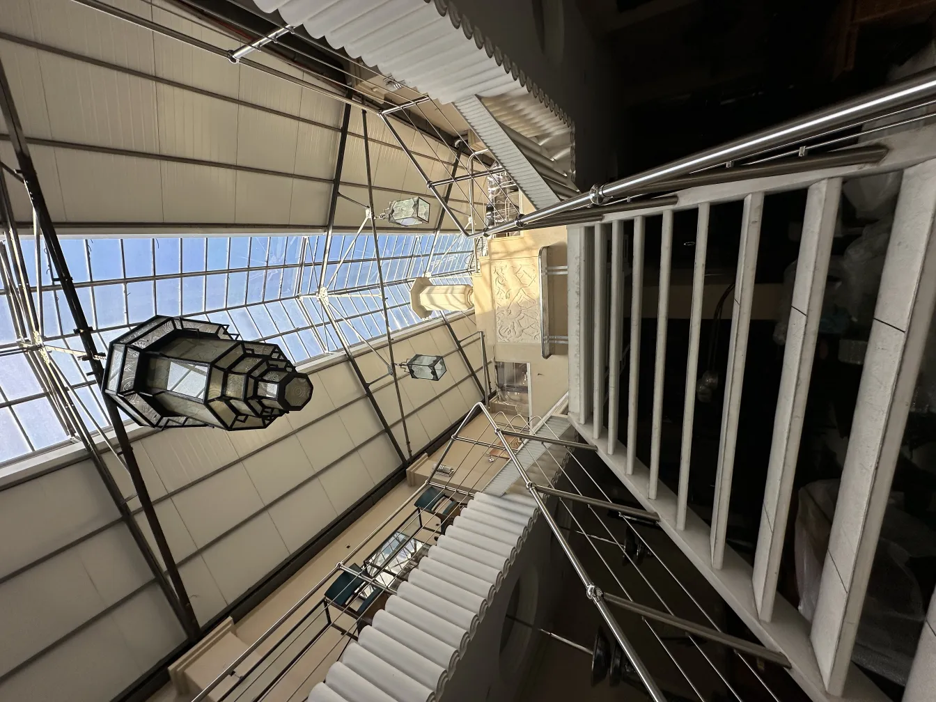 فانوس قديم مع تصميم معقد في بيئة مشرقة