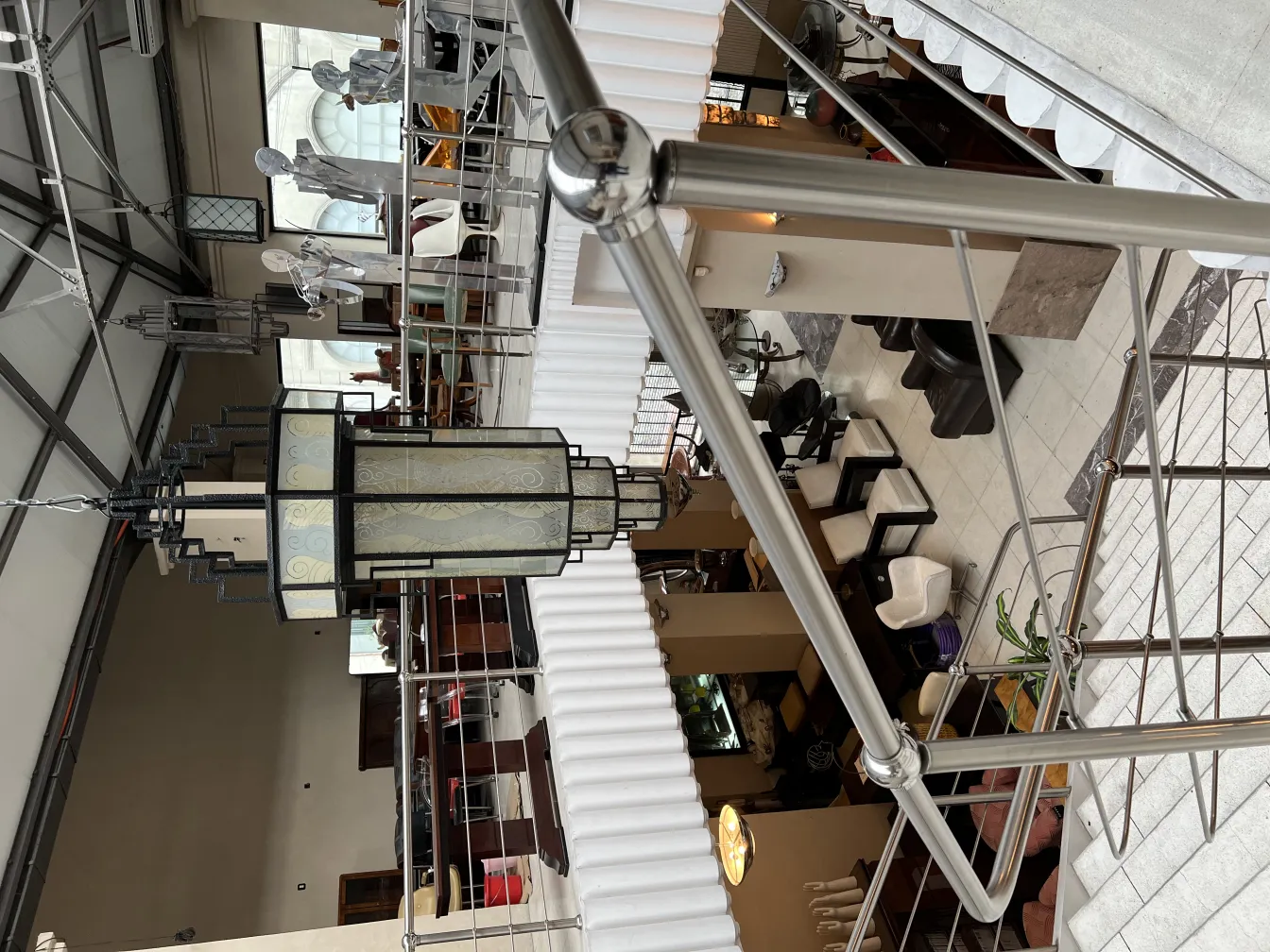 古典优雅装饰灯笼悬挂在现代环境中。