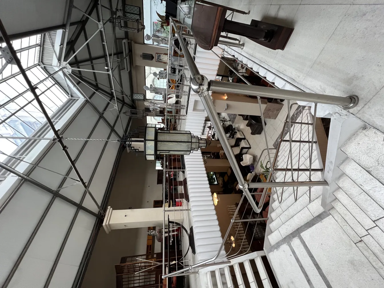 优雅空间中的古老悬挂灯笼，柔和的灯光