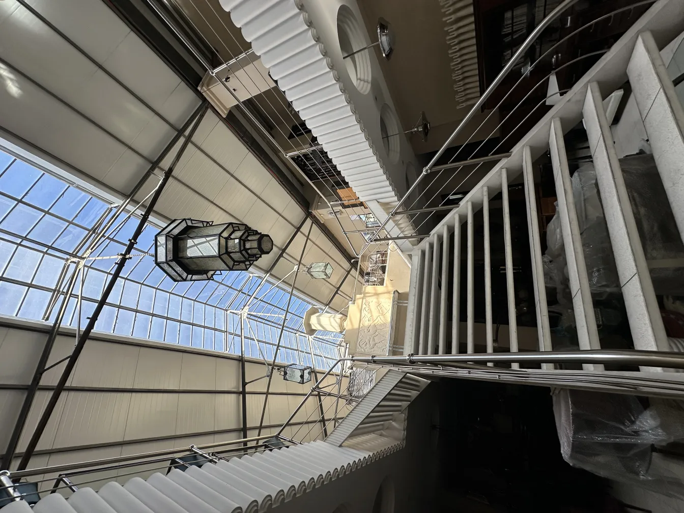 Farola antiga pendurada em um espaço interno com janelas