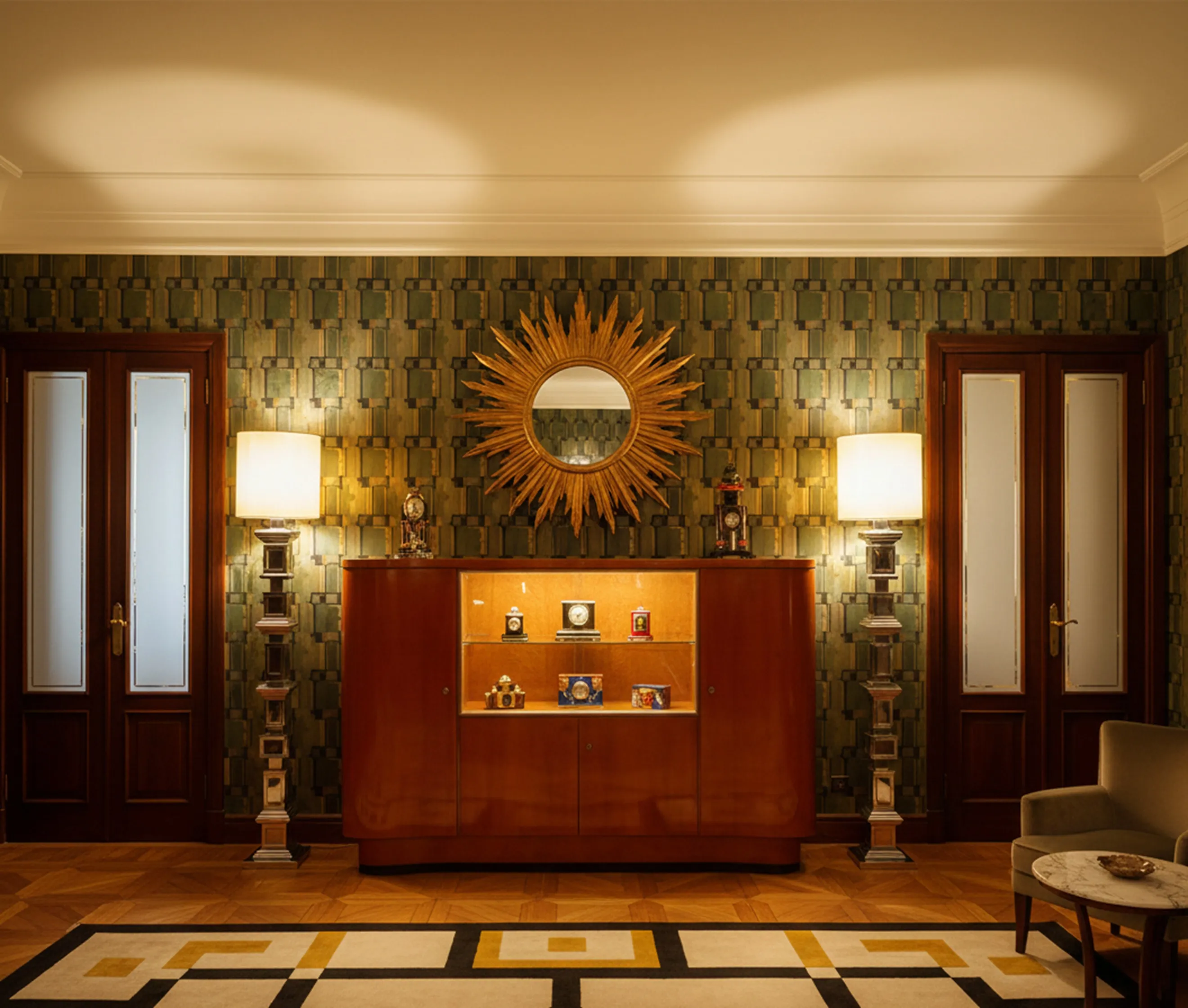 Meuble à cocktail antique avec miroir et décoration classique, ambiance chaleureuse.