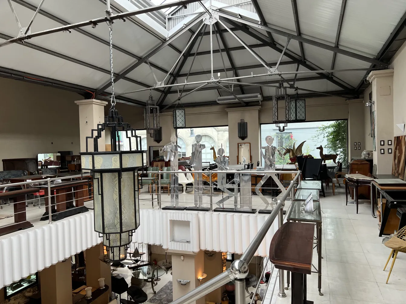 lanterne décorative antique suspendue dans une salle lumineuse avec des meubles