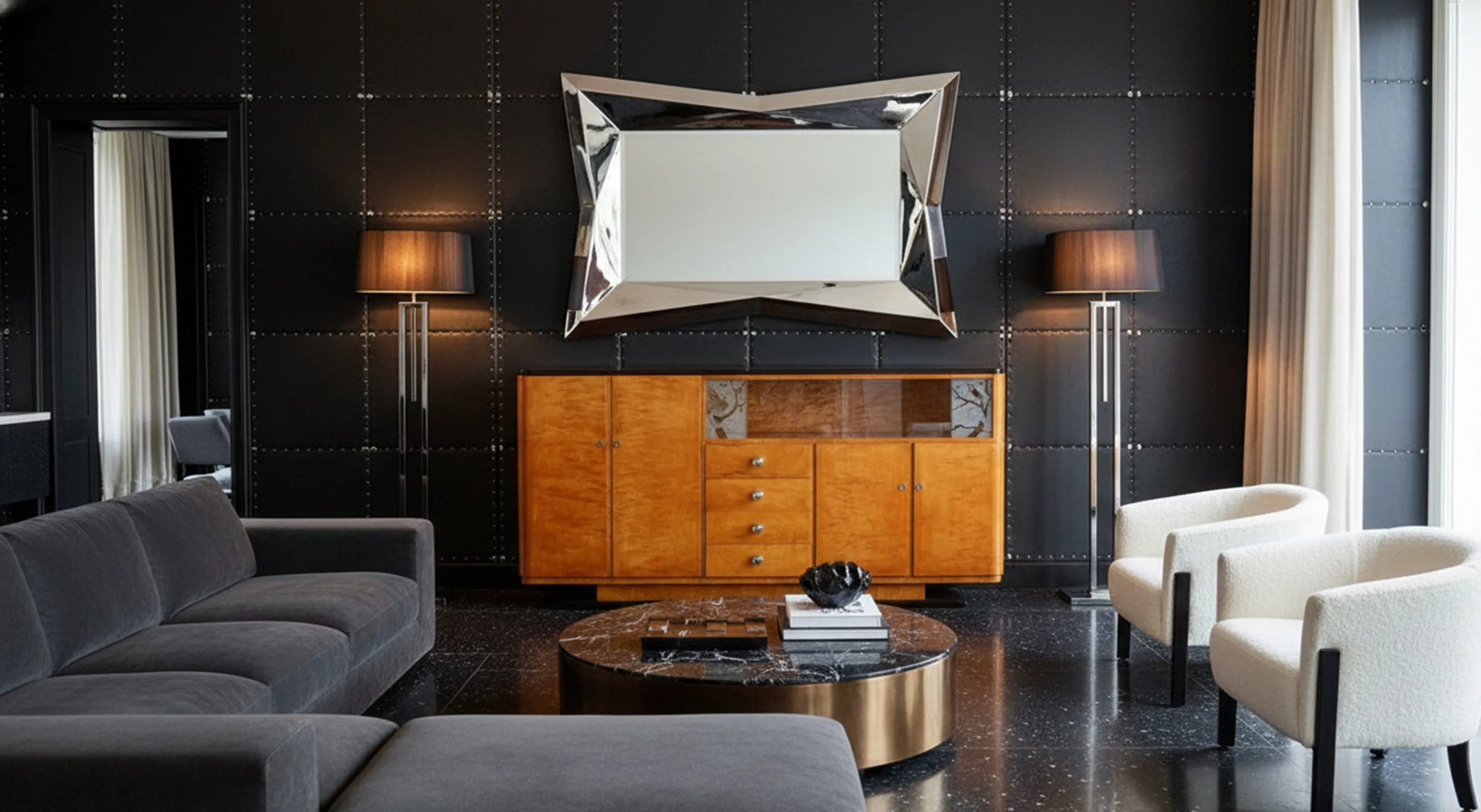 credenza antica con parte superiore decorativa e ambiente scuro contrastante