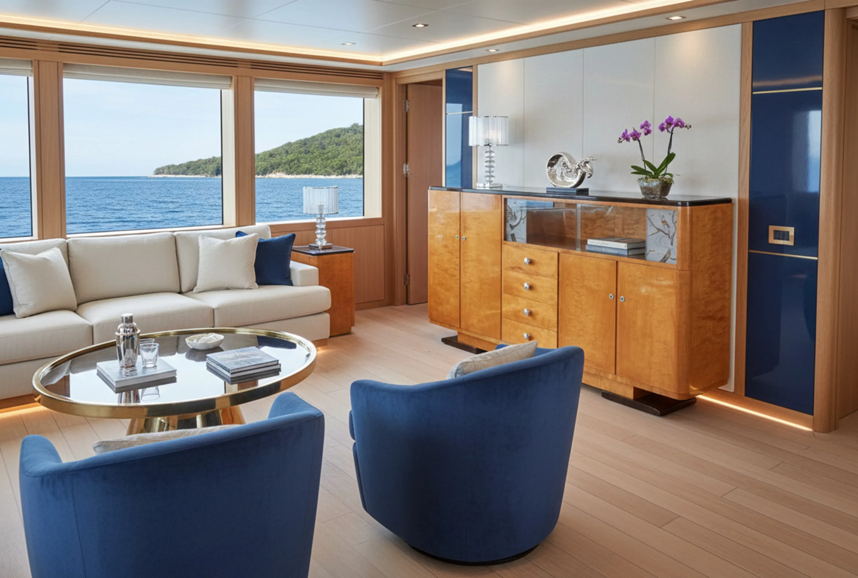 प्राचीन किताबों की अलमारी आधुनिक लिविंग रूम के समुद्री दृश्य के साथ