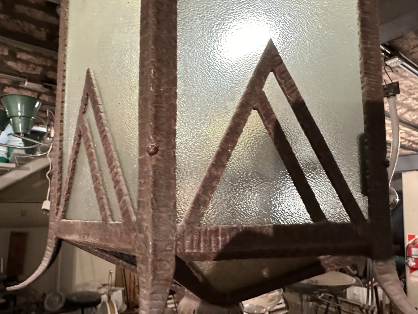 lanterne ancienne avec panneaux en verre et design triangulaire