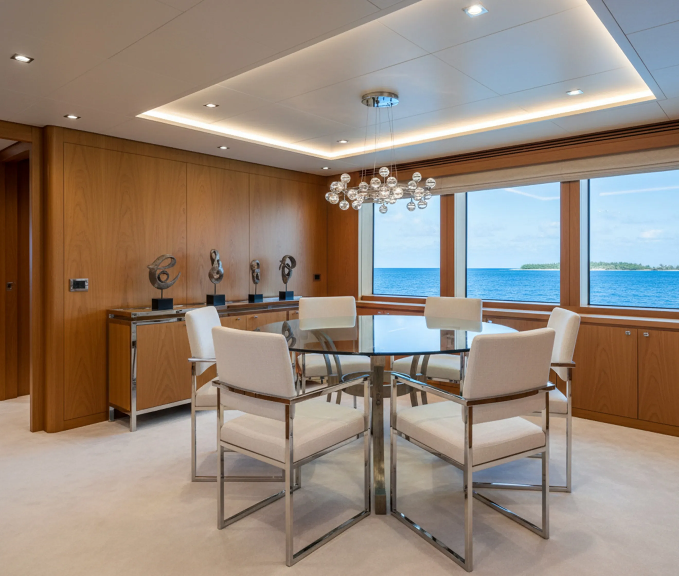 Tavolo da pranzo antico per 6 persone, in un ambiente elegante, vista mare.