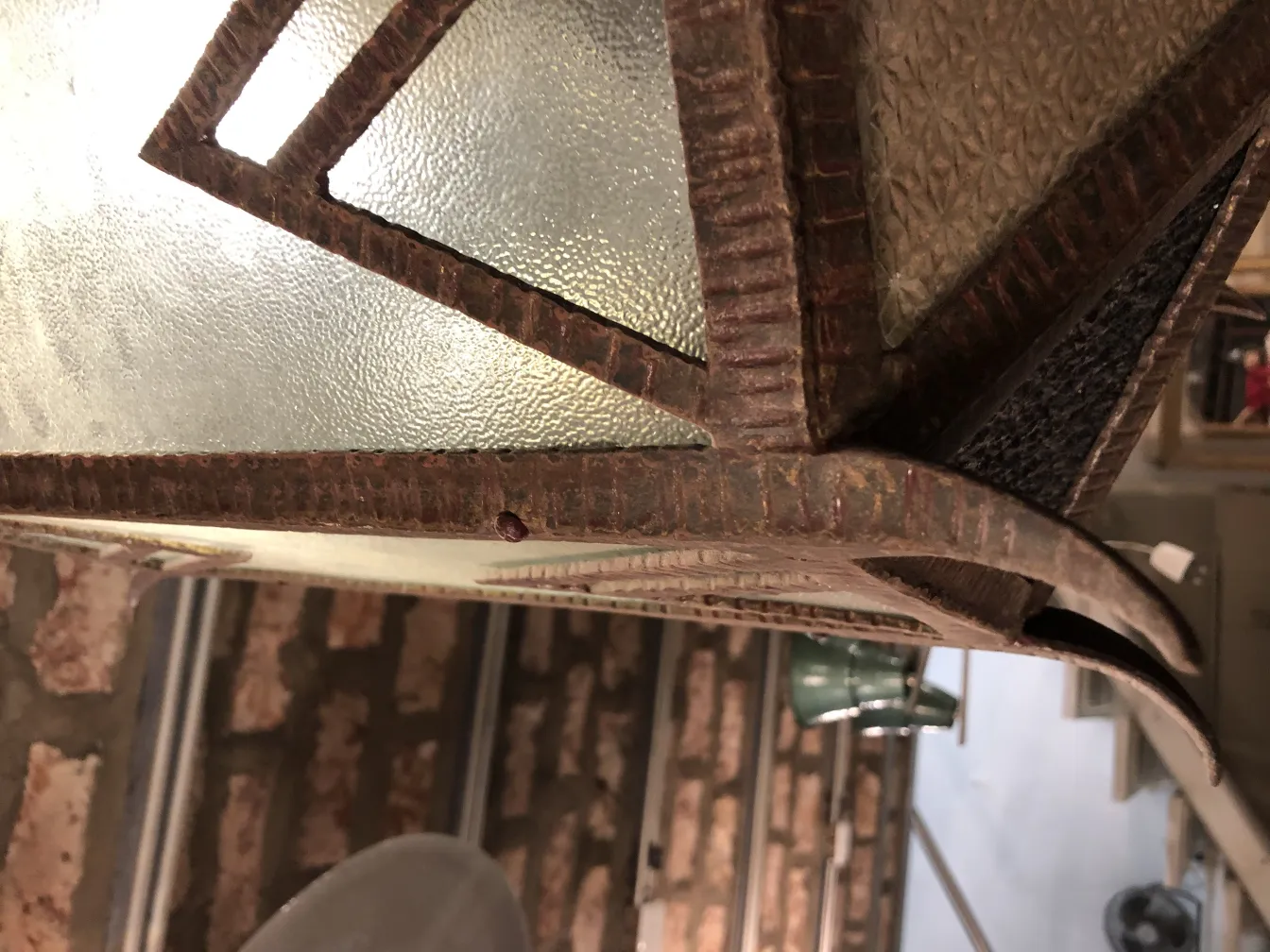 lanterne antique avec verre texturé et design élégant sur fond de briques