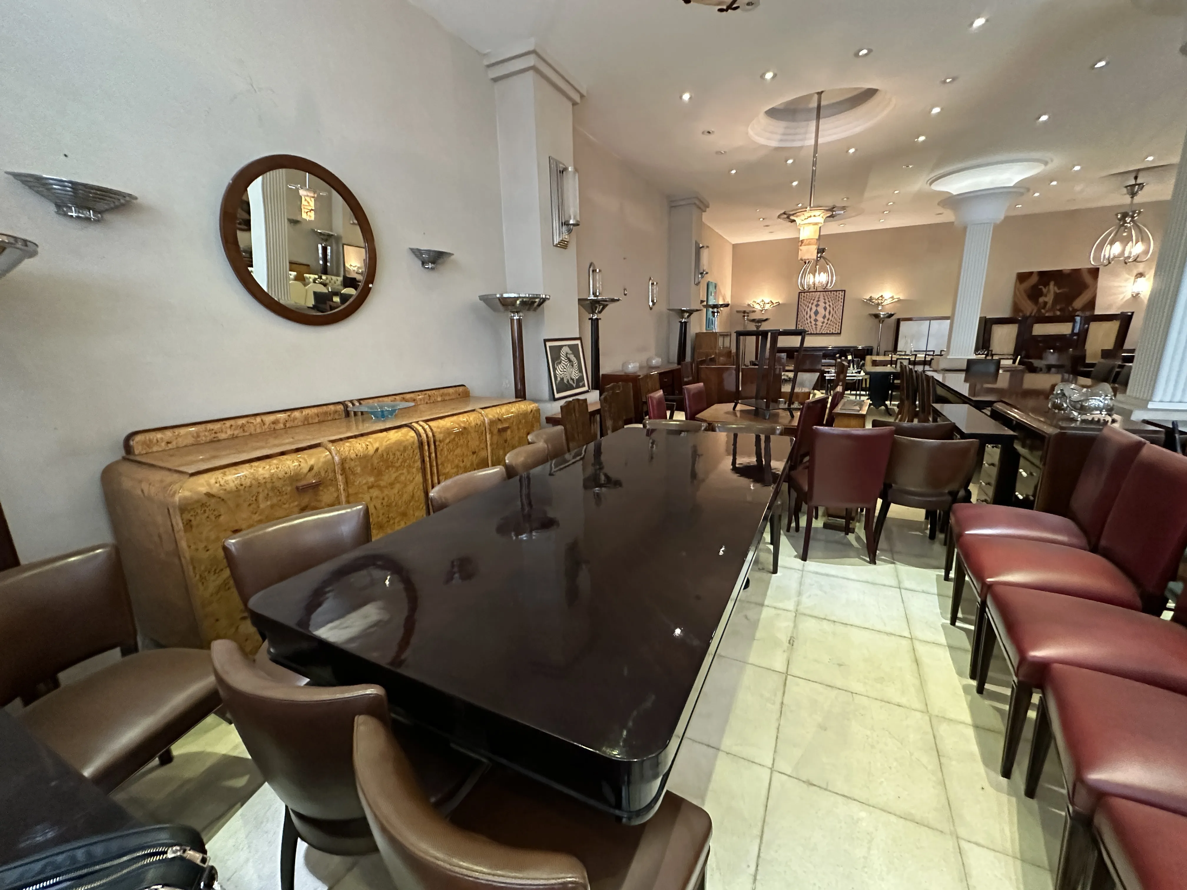 Mesa de comedor antigua Art Deco para 10 personas con sillas alrededor.