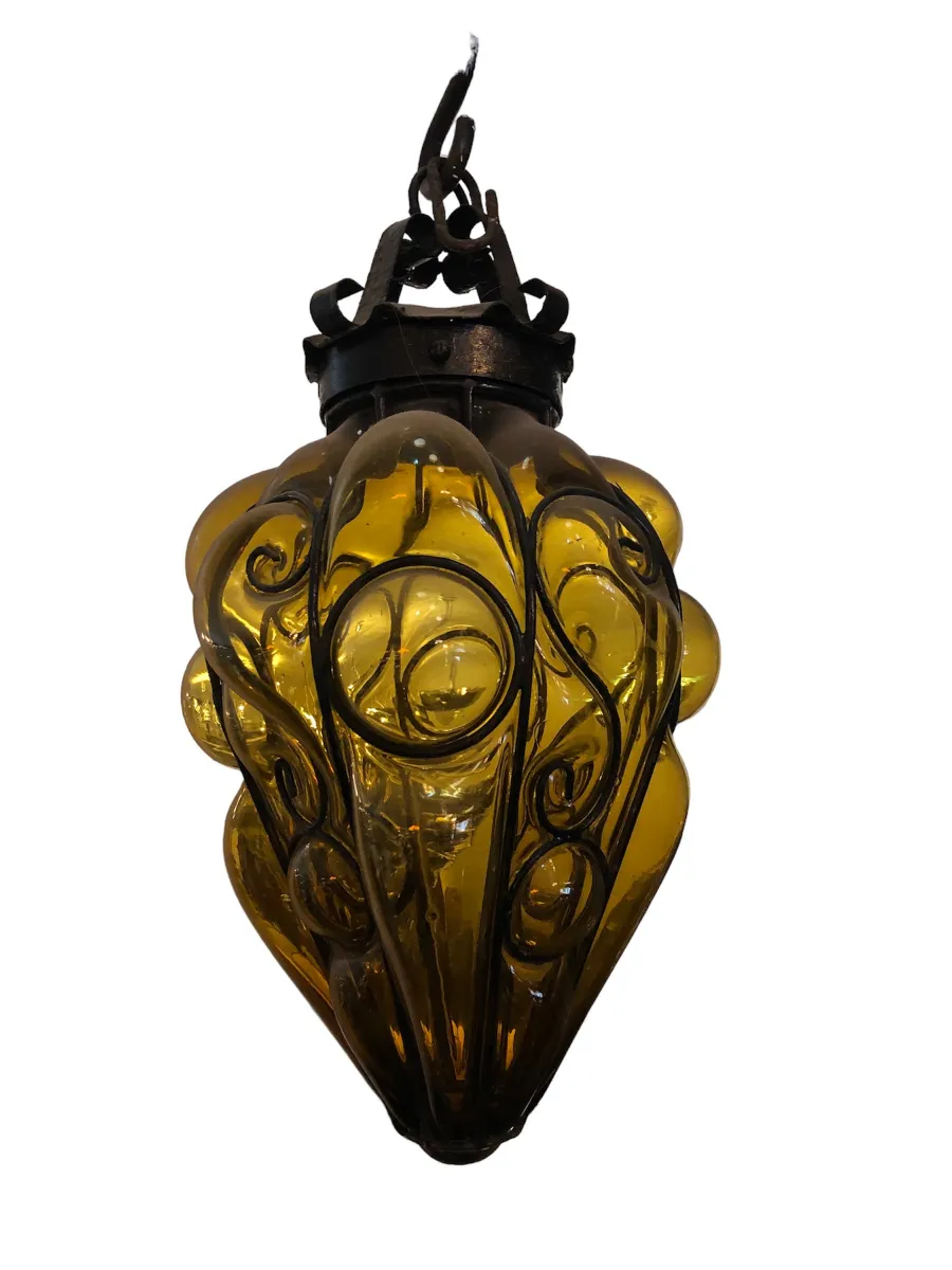 Farol antiguo de vidrio amarillo con detalles decorativos