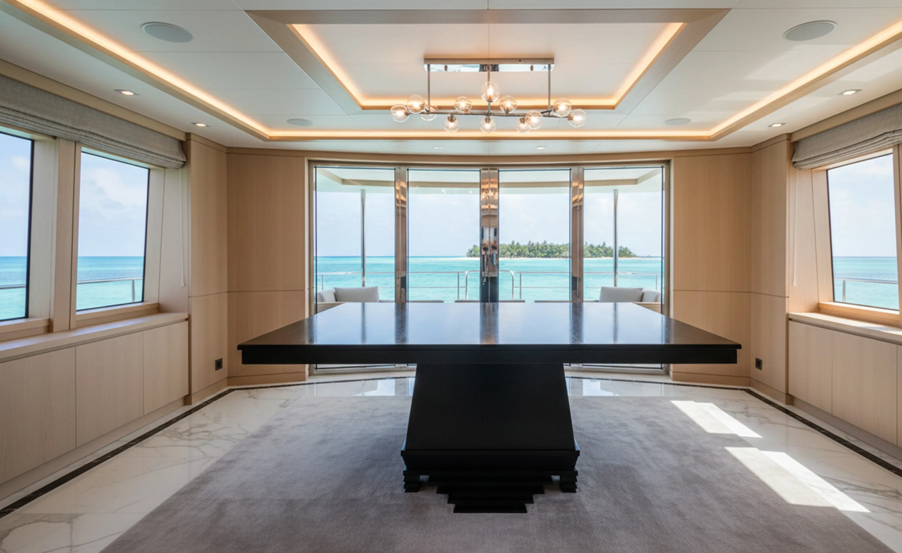 Mesa de jantar antiga para oito pessoas com vista para o mar.