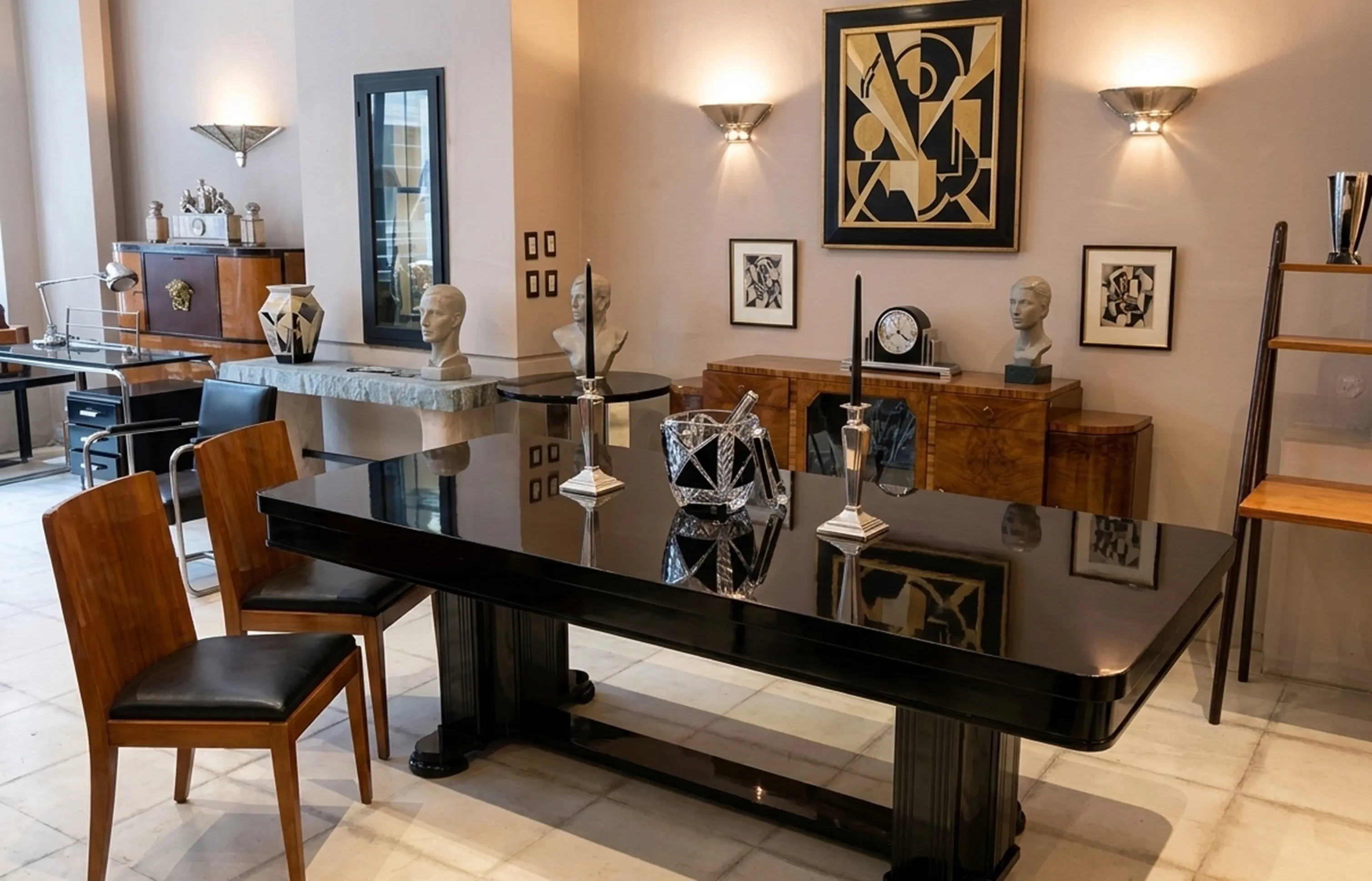 Mesa de comedor antigua para 10 personas en un ambiente elegante con decoración artística.