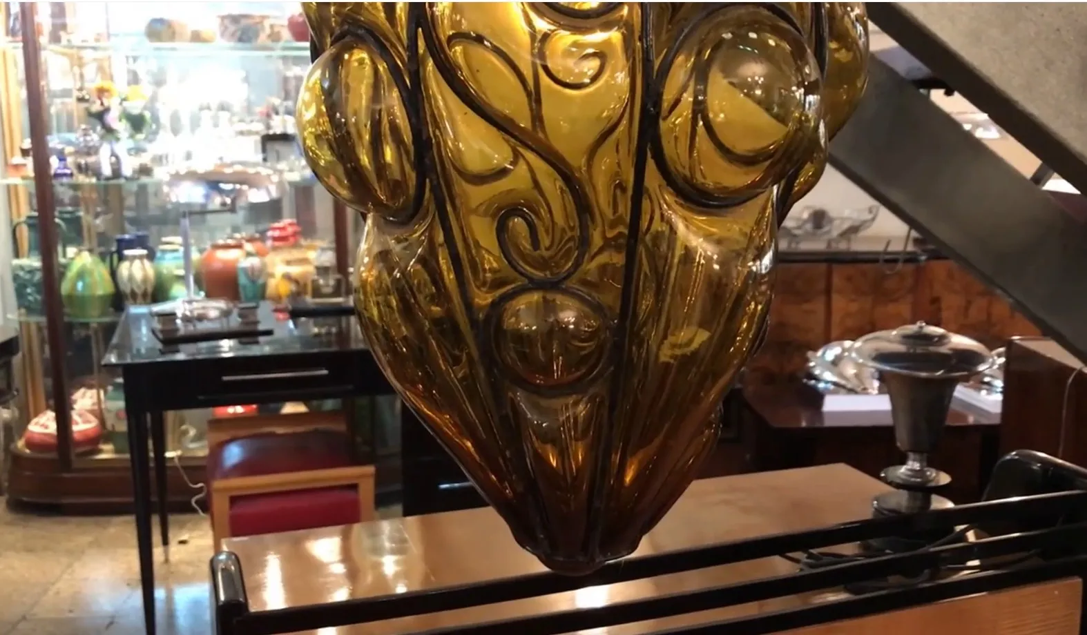 farola antiga decorativa de cor âmbar com detalhes intrincados