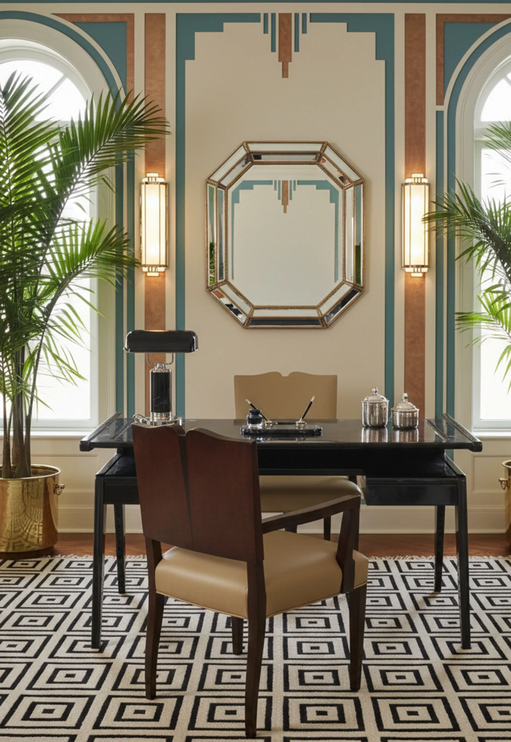 bureau ancien noir avec lampe et chaise dans un cadre élégant