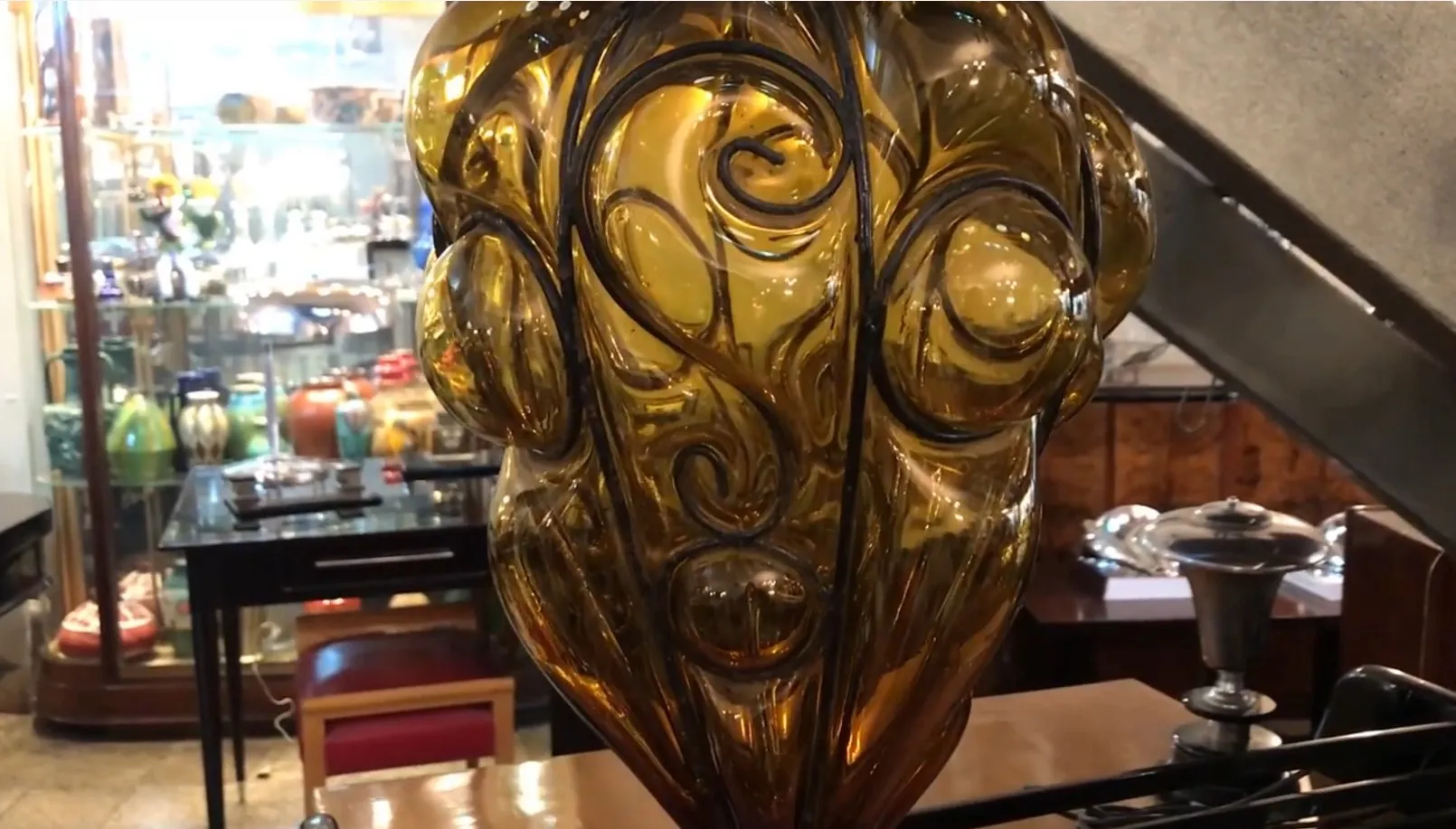 lanterna antica in vetro con dettagli decorativi in un ambiente vintage