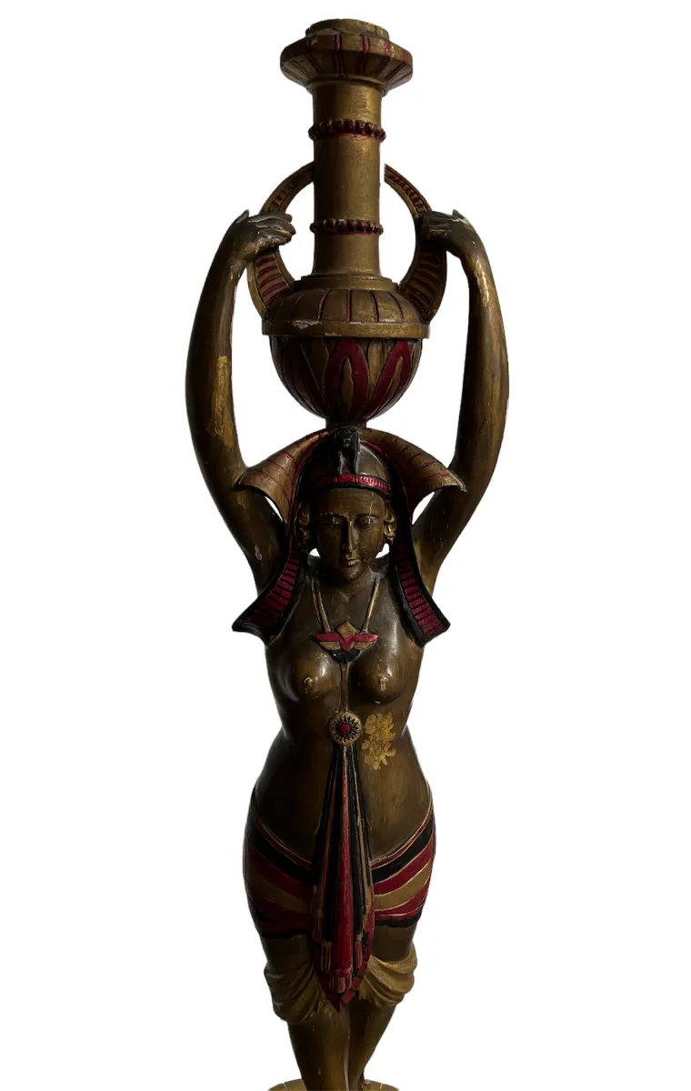 alte skulptur einer frau, die eine dekorative vase hält